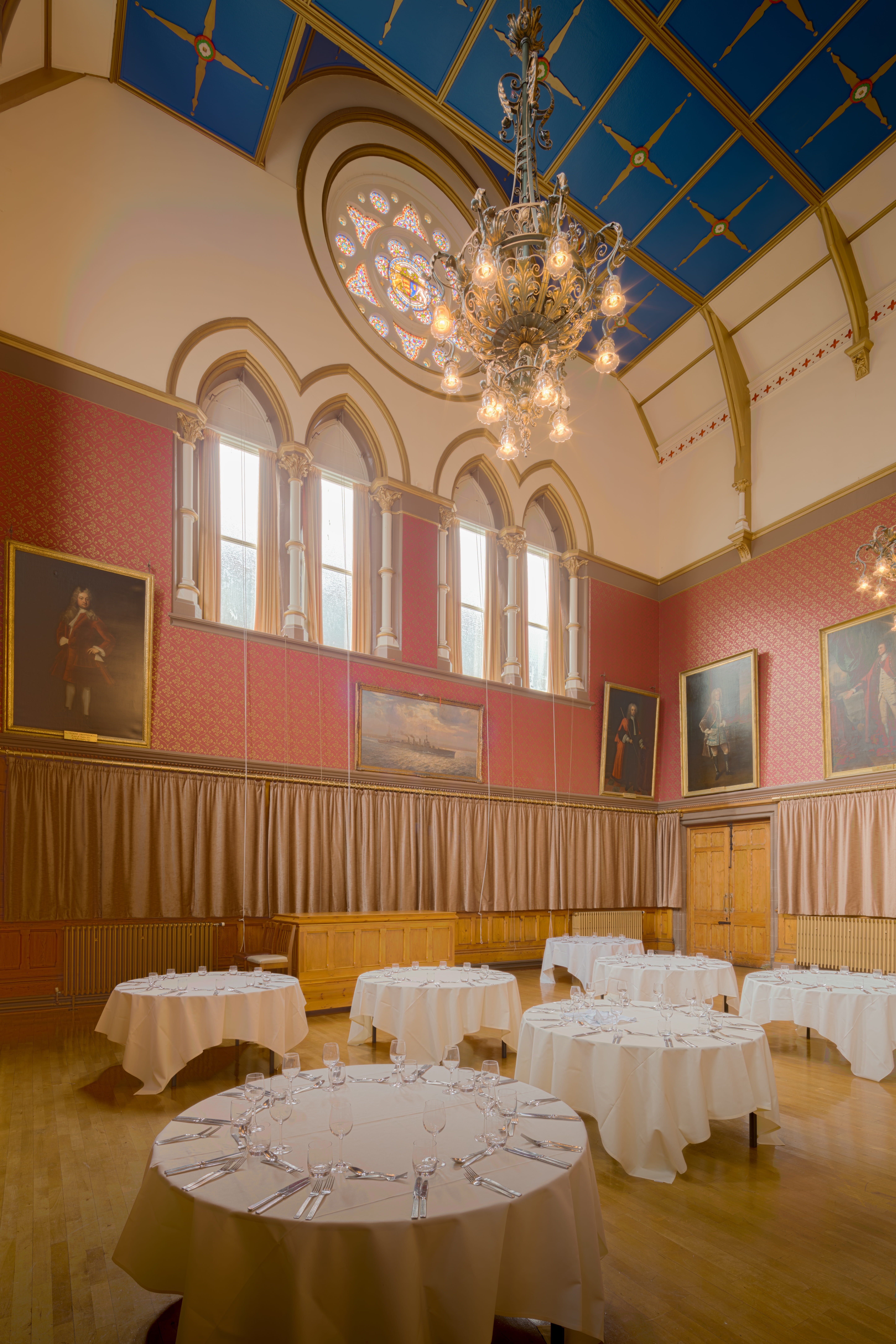 seat, table, rooms, tablecloth, chester town hall, built structure, dining table, room, old, lighting equipment, chandelier, dinner, chairs, town, hosting, Phone HD Wallpaper
