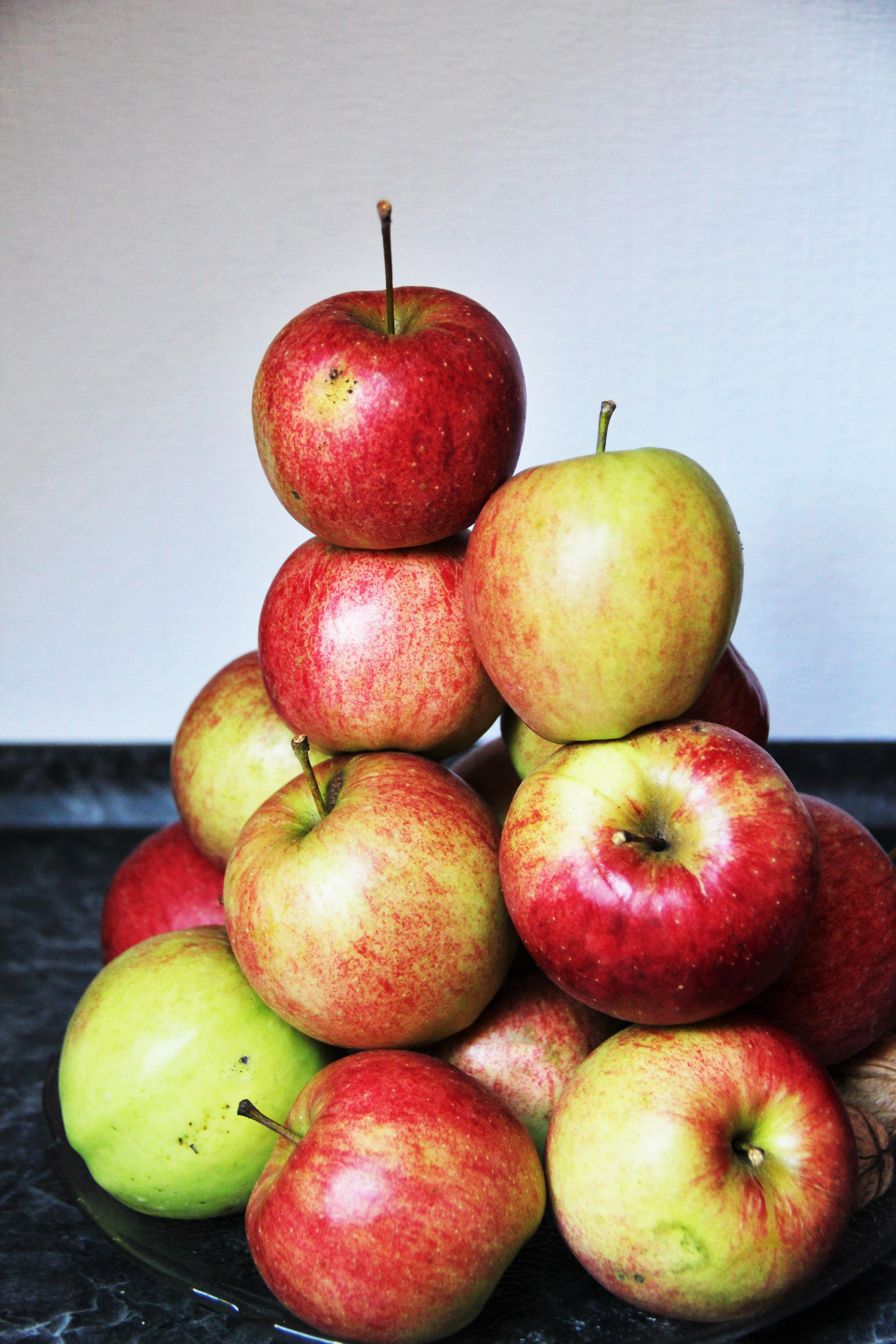 table, rotbäckig, food and drink, indoors, garden fruit, juicy, eat, delicious, still life, bless you, apfelernte, plant stem, no people, apple - fruit, Phone HD Wallpaper