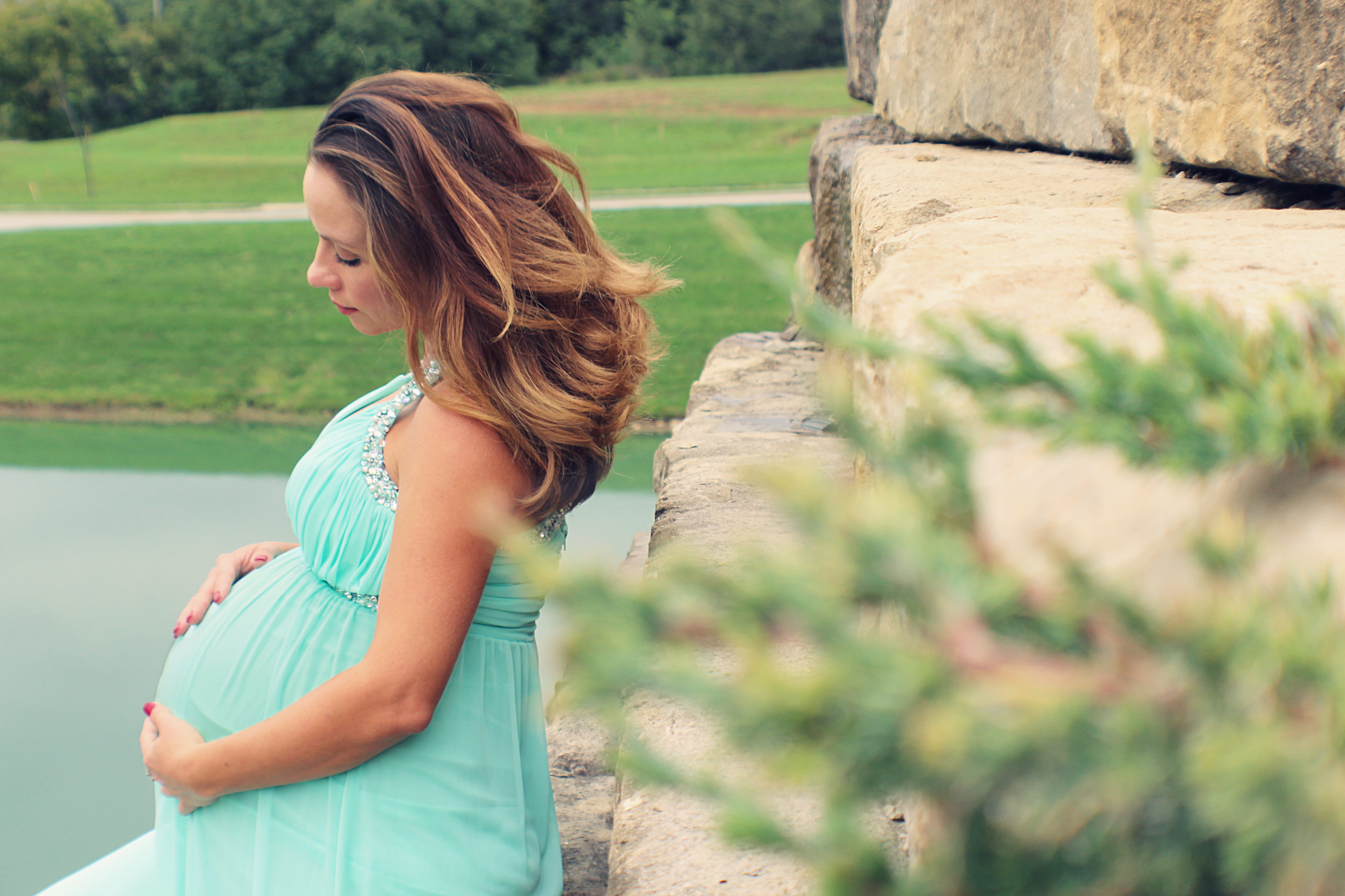 nature, casual clothing, beauty, young women, lifestyles, bella, hair, outdoors, plant, parents, pregnancy, female, side view, landscape, young adult, land, HD Wallpaper