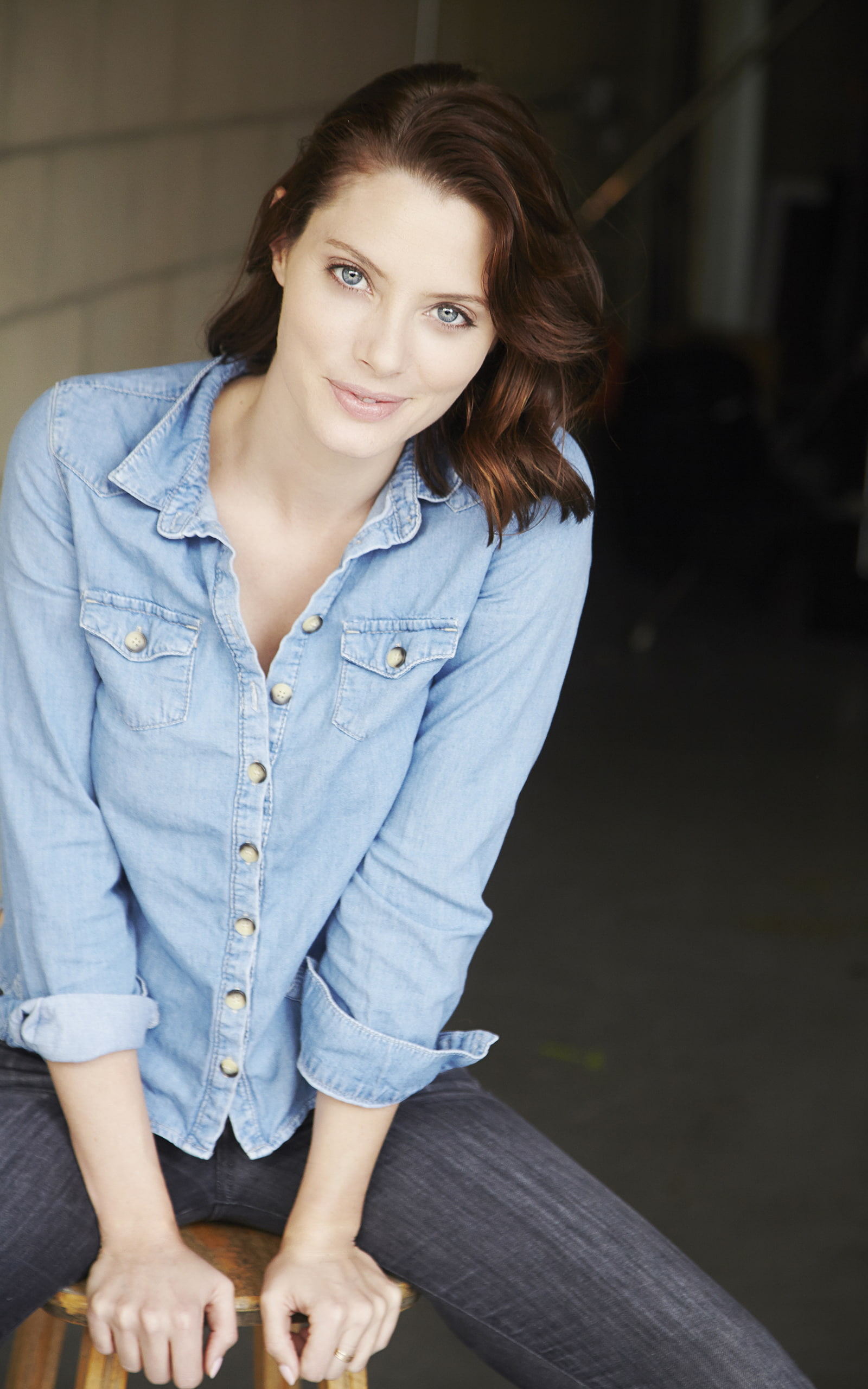actress, hair, jean shirt, young adult, three quarter length, women, beautiful people, contemplation, beauty, jeans, casual clothing, brown hair, adult, Phone HD Wallpaper