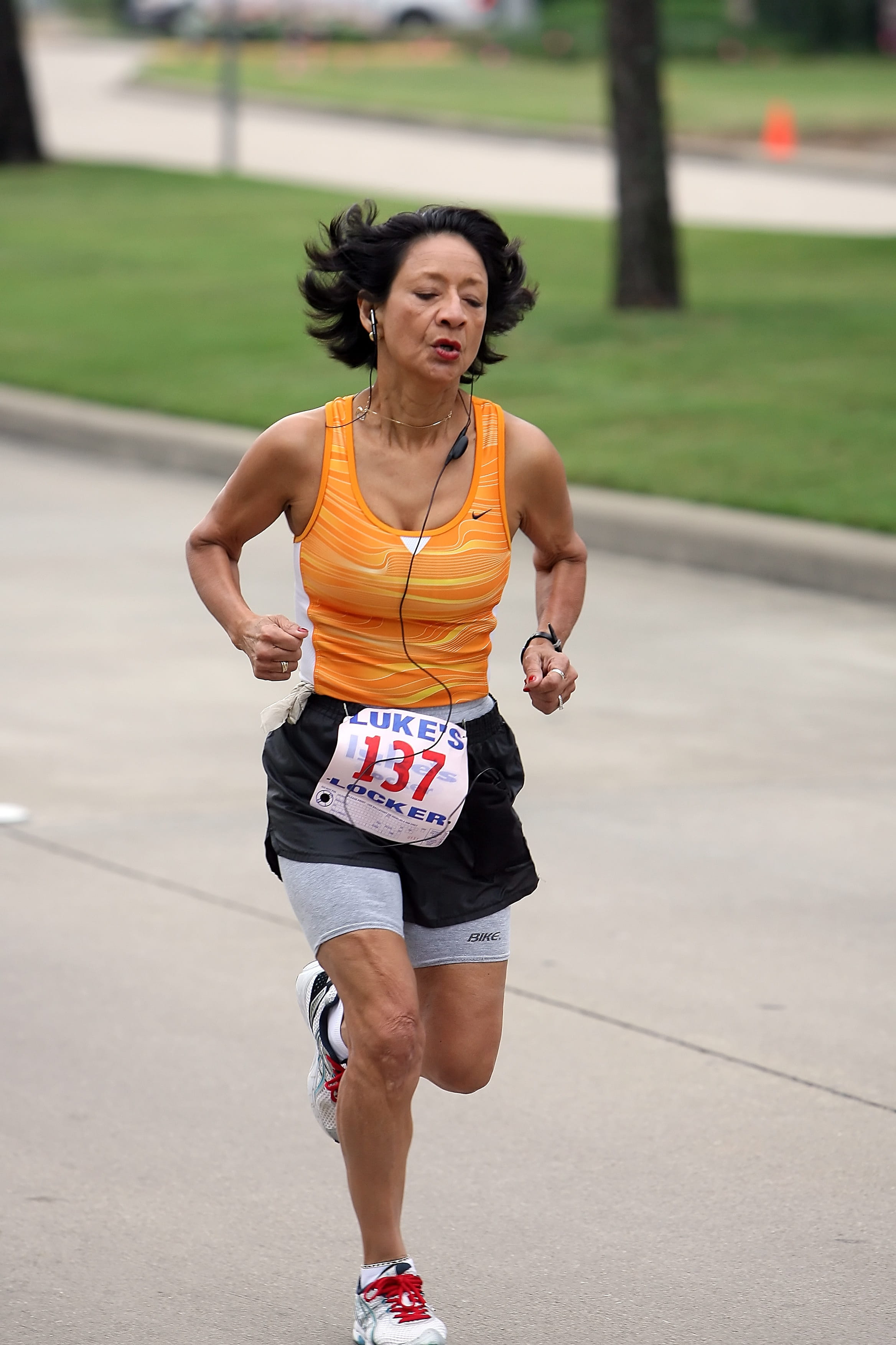 casual clothing, footpath, competition, lifestyles, adult, real people, run, motion, portrait, clothing, outdoor activities, action, Fitness, young adult, Phone HD Wallpaper