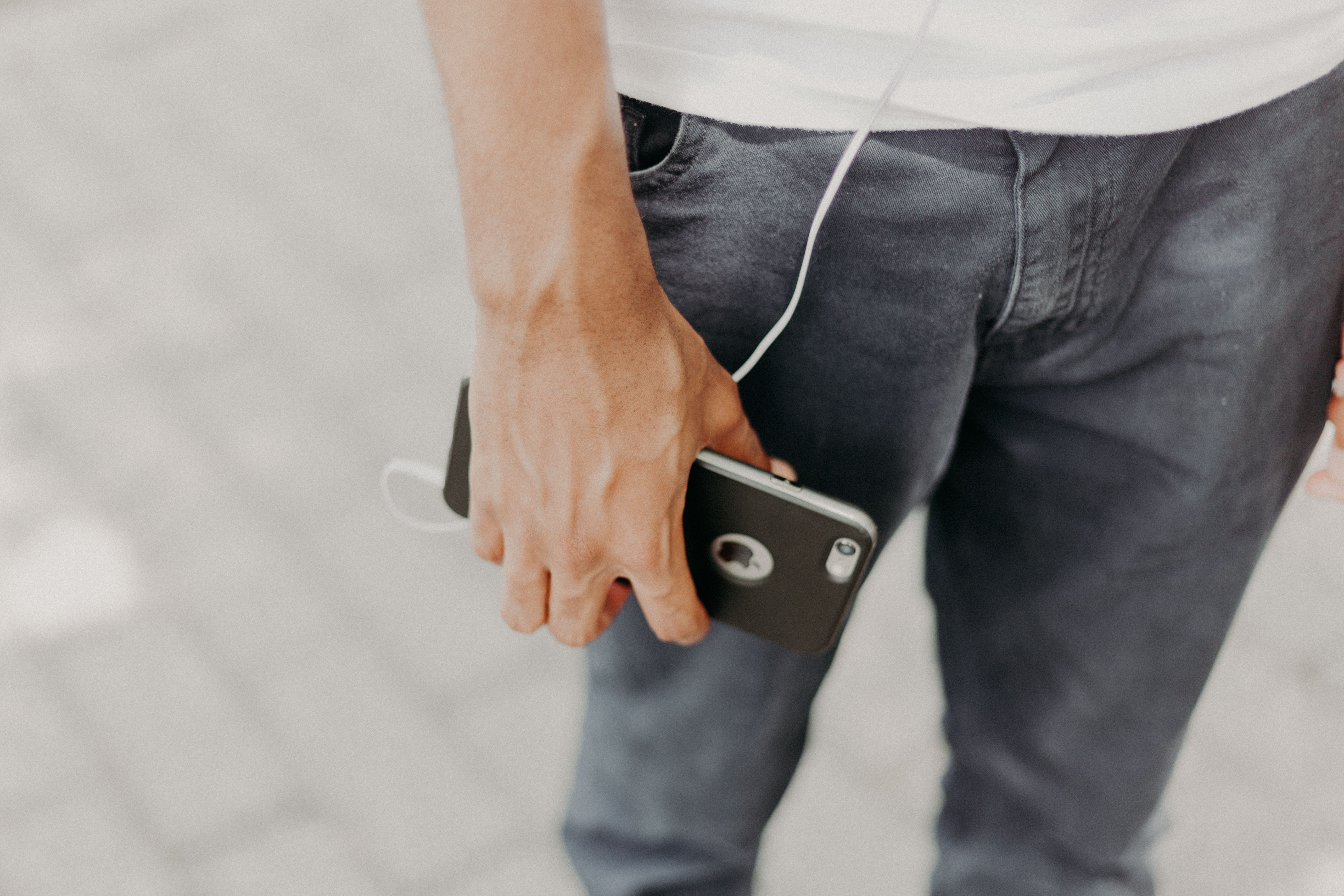 casual clothing, body part, young adult, one person, 5K, communication, family, human body part, men, hand, iphone, standing, technology, wireless technology, HD Wallpaper
