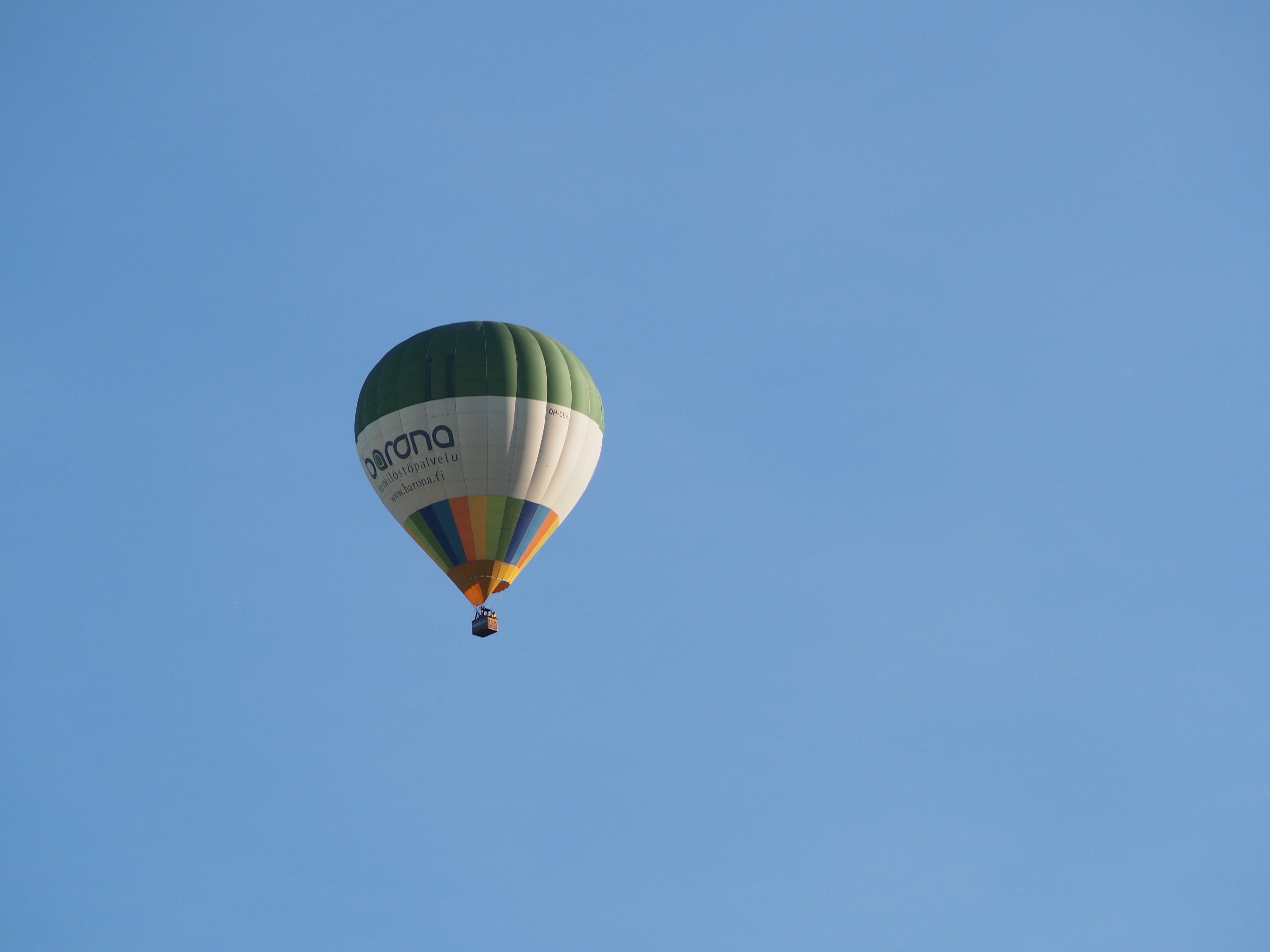 flying, blue, helium, adventure, copy space, freedom, low angle view, multi colored, nature, travel, mid-air, 4K, barona, no people, mode of transportation, HD Wallpaper