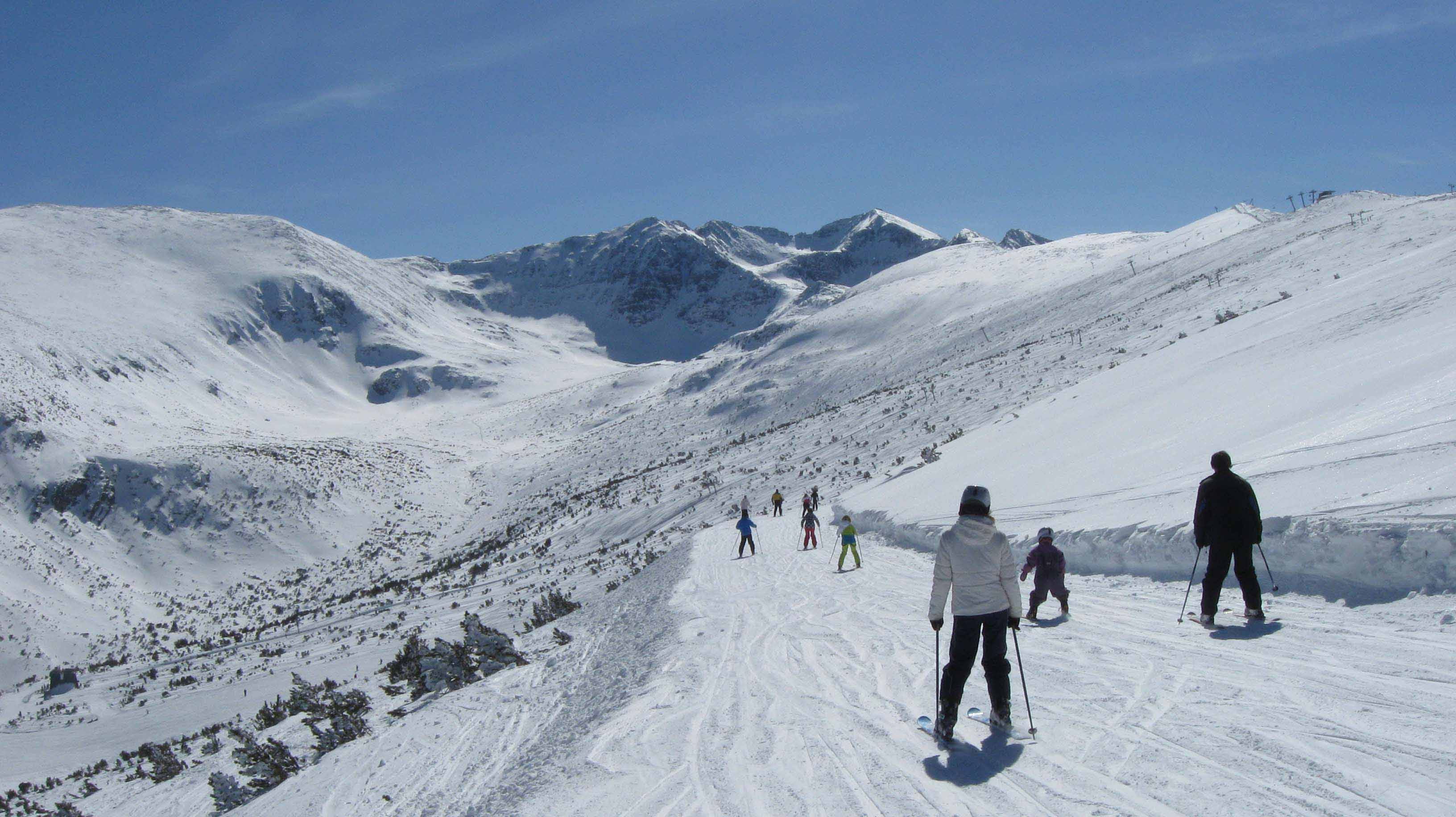 group of people, full length, sport, europe, warm clothing, snow, snow mountains, mountains, mountain, cold temperature, snowcapped mountain, vacations, HD Wallpaper