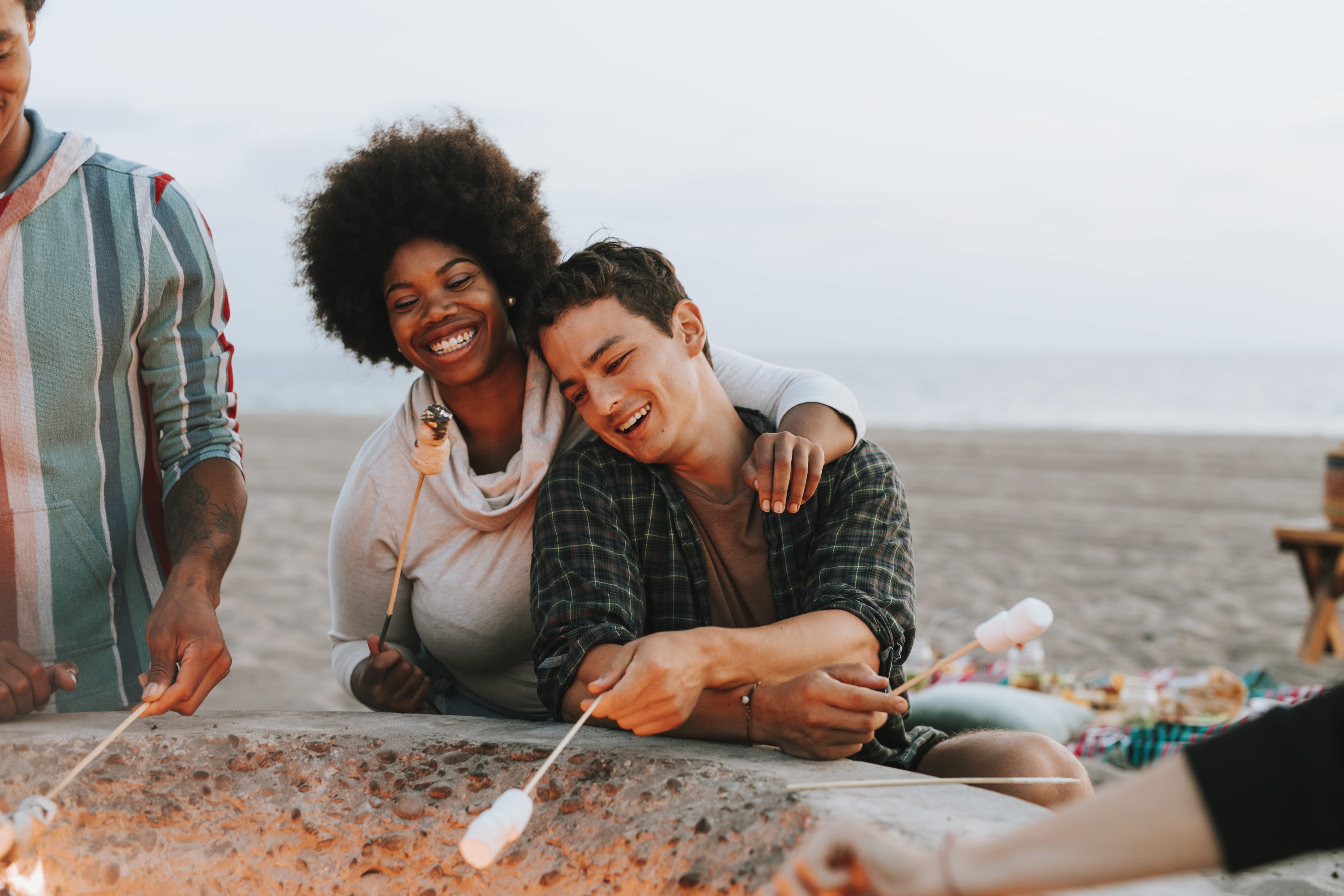 roasting, smiling, sky, 4K, wear, seashore, coast, sea, fire, adult, bbq, emotion, looking, lifestyles, togetherness, group of people, activity, people, HD Wallpaper