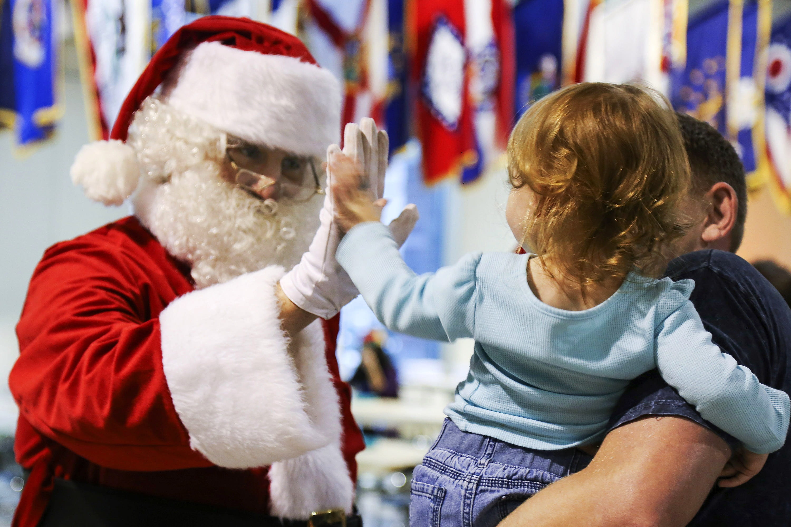 claus, man, high five, positive emotion, family, 2K, childhood, red, child, adult, people, santa hat, offspring, season, boys, santa, christmas, two people, HD Wallpaper