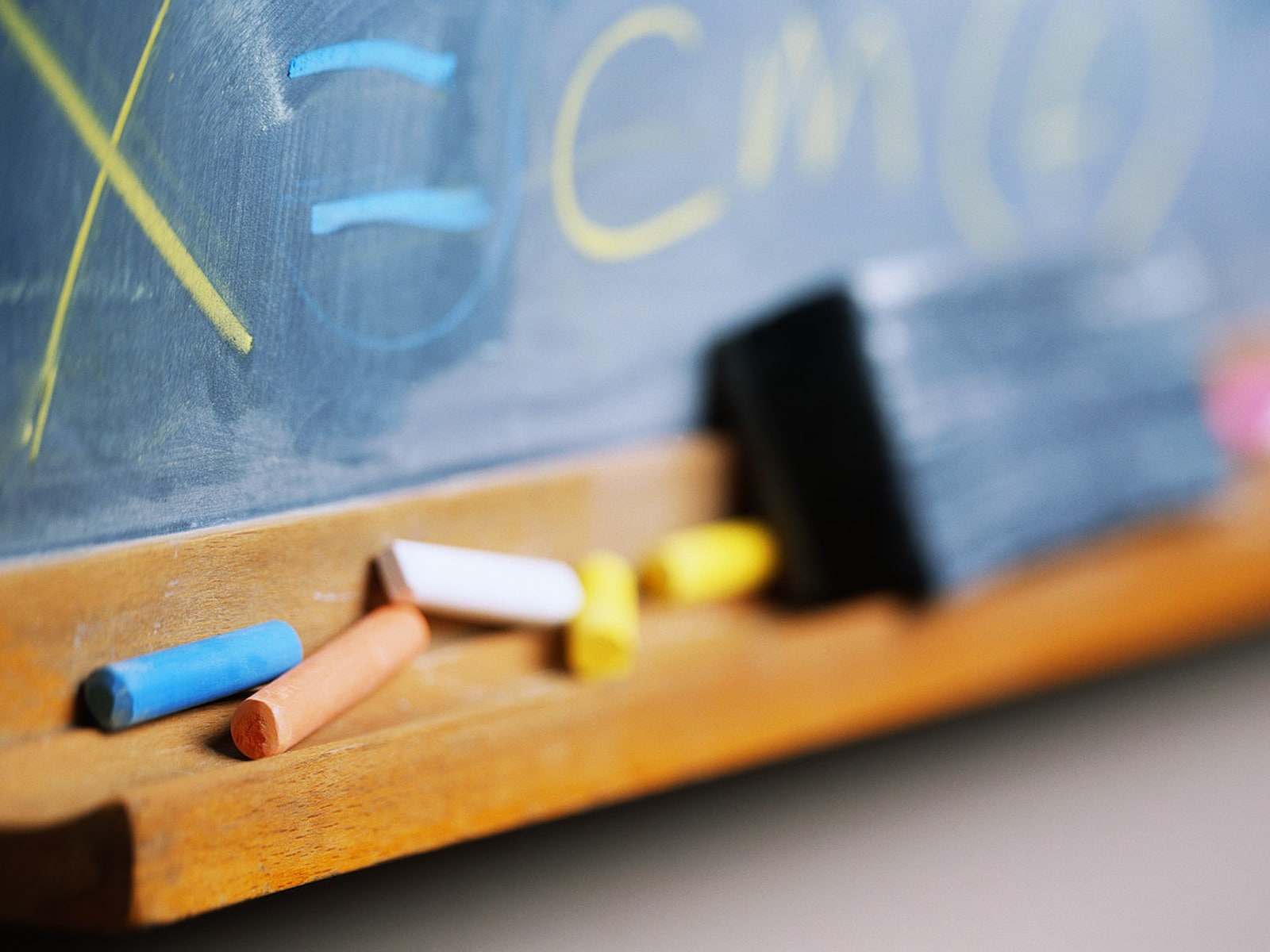 computer, education, assorted, wood - material, 720P, color, close-up, learning, chalk - art equipment, colorful, blackboard, no people, chalks, HD Wallpaper