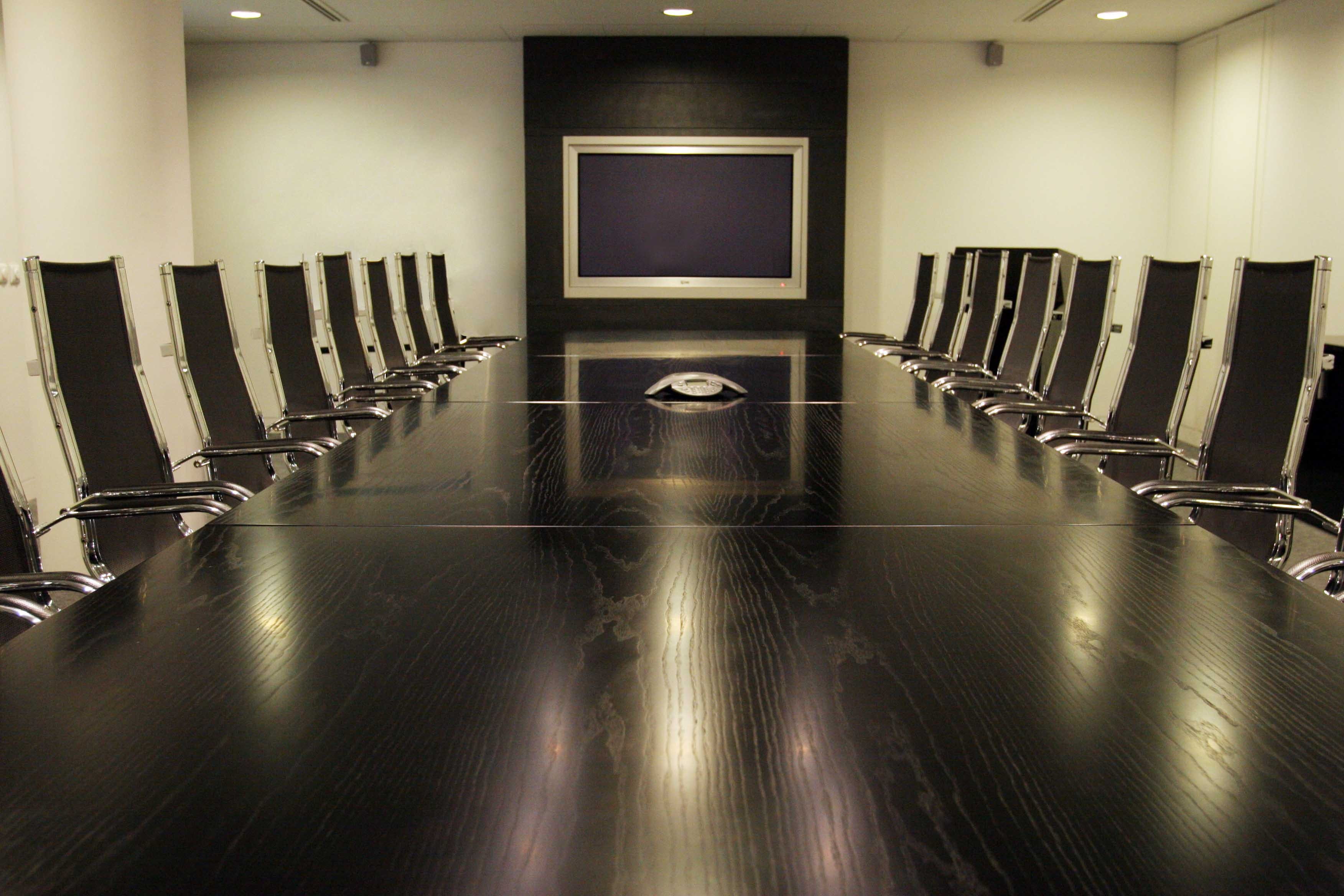 meeting, 2K, building, seat, arrangement, iocenters, office, aisle, black, board room, empty, lot, education, no people, table, absence, school, meeting room, HD Wallpaper