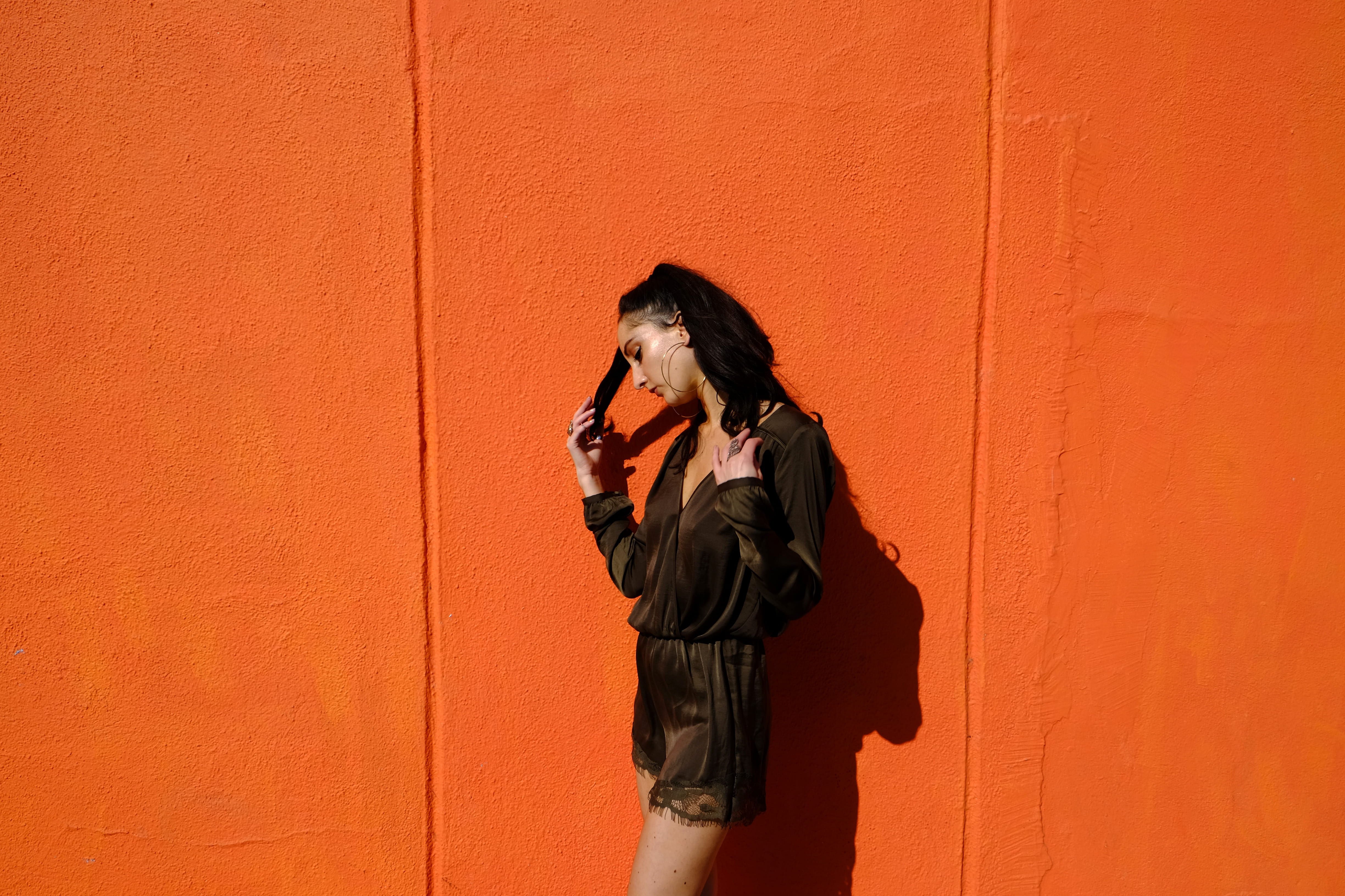 looking, heat, fashion, beauty, wall, 4K, urban Scene, monochrome, casual Clothing, young Adult, woman, telephone, beautiful, silk, lifestyles, pose, females, HD Wallpaper