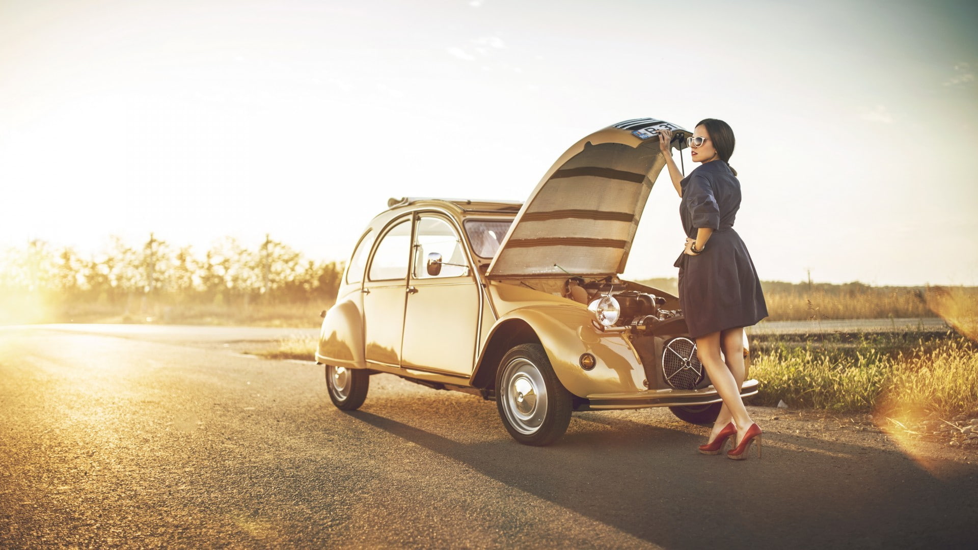 sunglasses, Citroën, high heels, red lipstick, women with cars, Citroen 2CV, sunlight, road, coats, women outdoors, old car, classic car, women, trees, HD Wallpaper