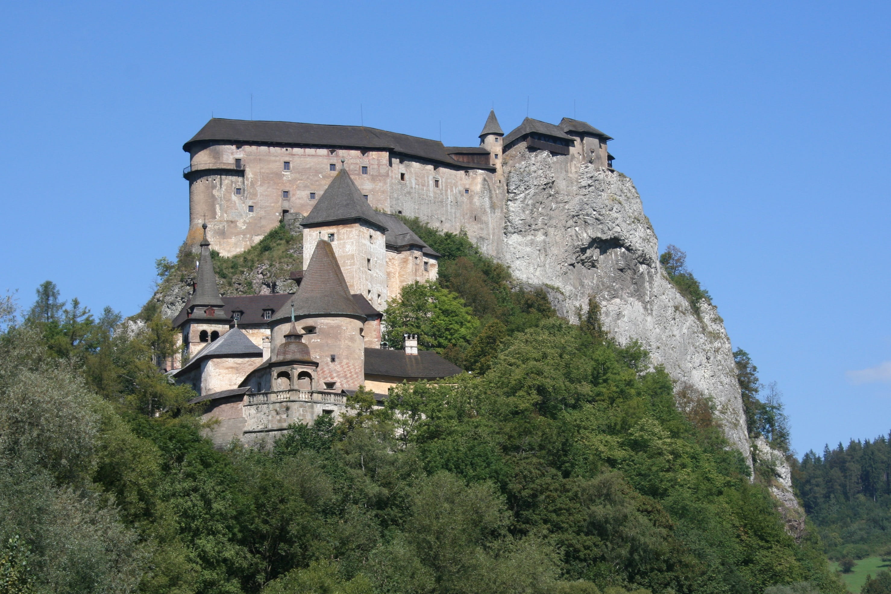 no people, the past, building, house, building exterior, tree, built structure, fort, mountain, 2K, low angle view, Orava Castle, architecture, day, castle, HD Wallpaper