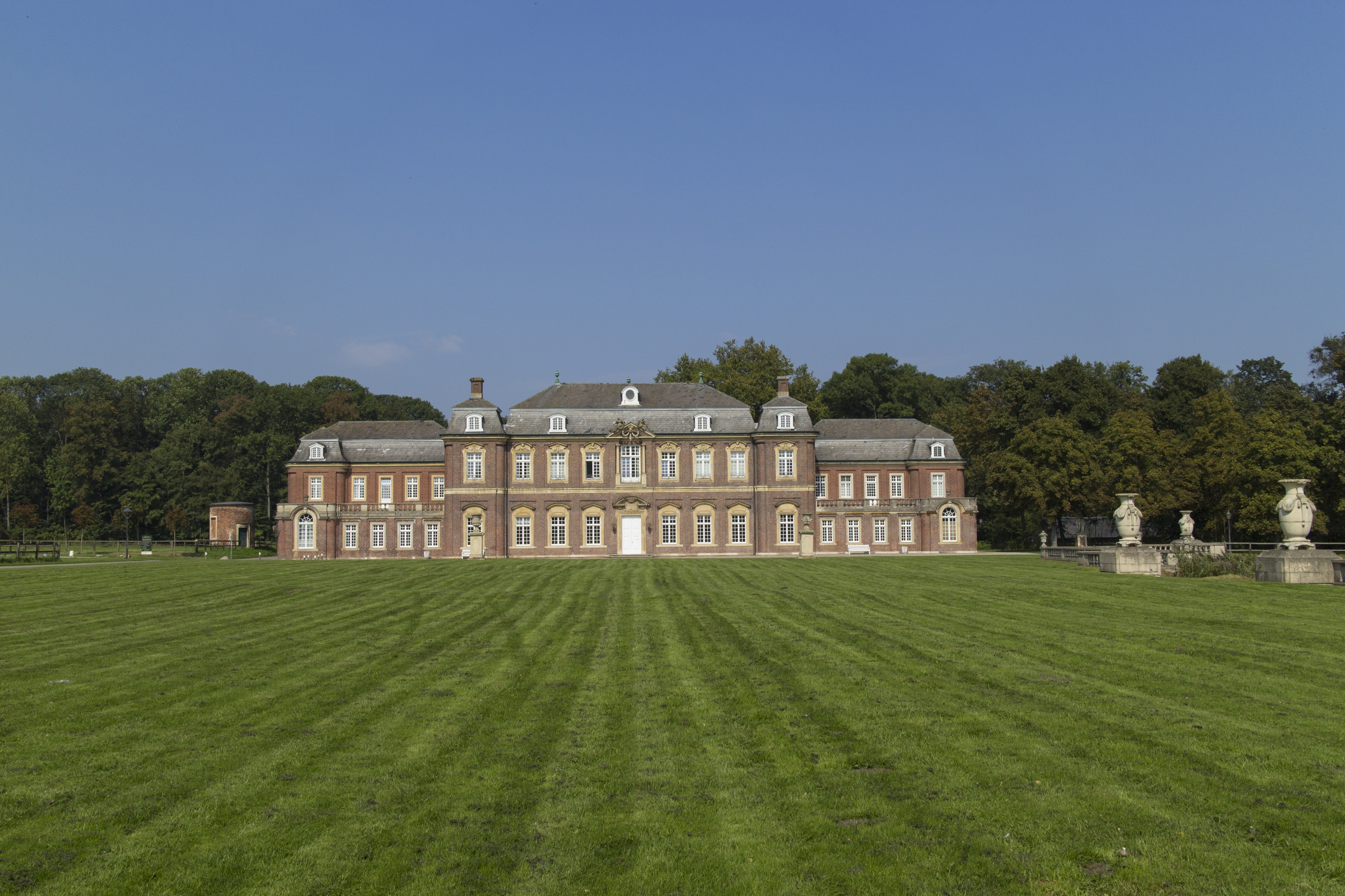 lawn, built structure, meadow, outdoors, no people, sky, clear sky, villa, luxury, rush, manor house, house, day, mansion, tree, north churches, the past, HD Wallpaper
