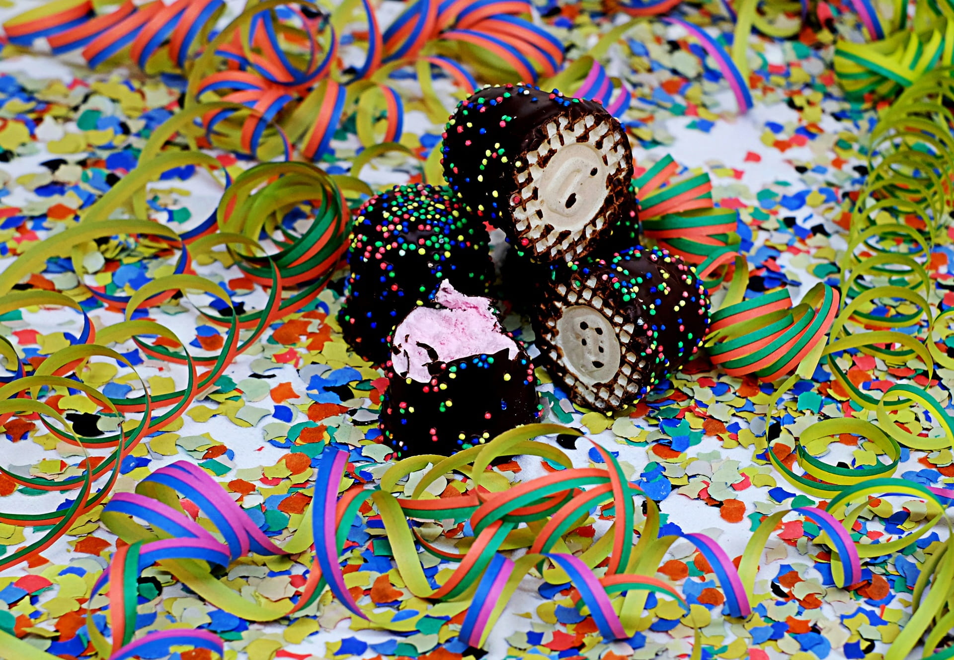 mohrenkopf, kunterbunt, temptation, sweet, celebration, 1080P, delicacy, no people, food and drink, close-up, table, confetti, multi colored, streamer, HD Wallpaper