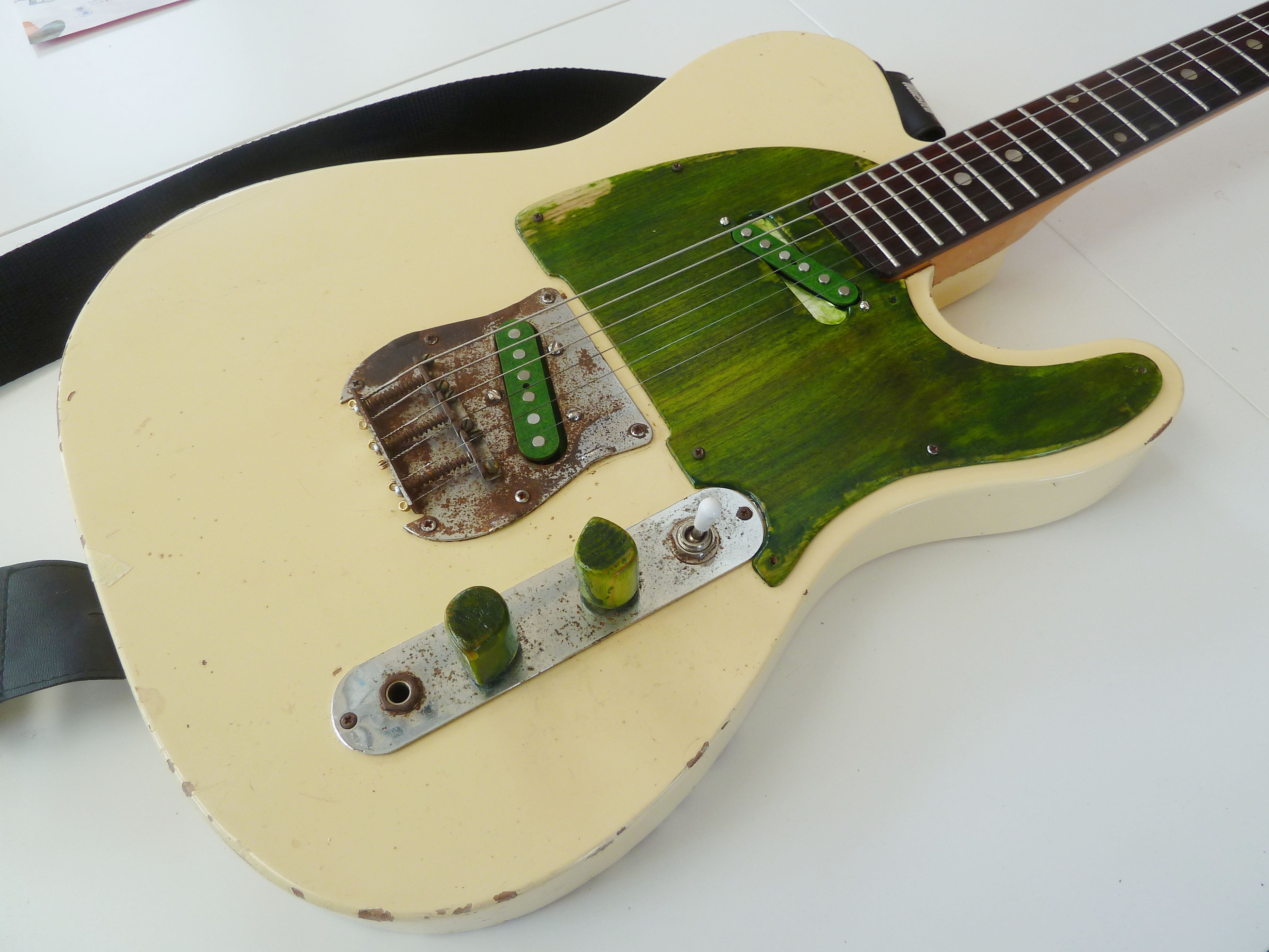 electric, temptation, musical instrument, lawsuit era, close-up, s-2352 model, indoors, guitar, green color, electric guitar, string, table, no people, HD Wallpaper