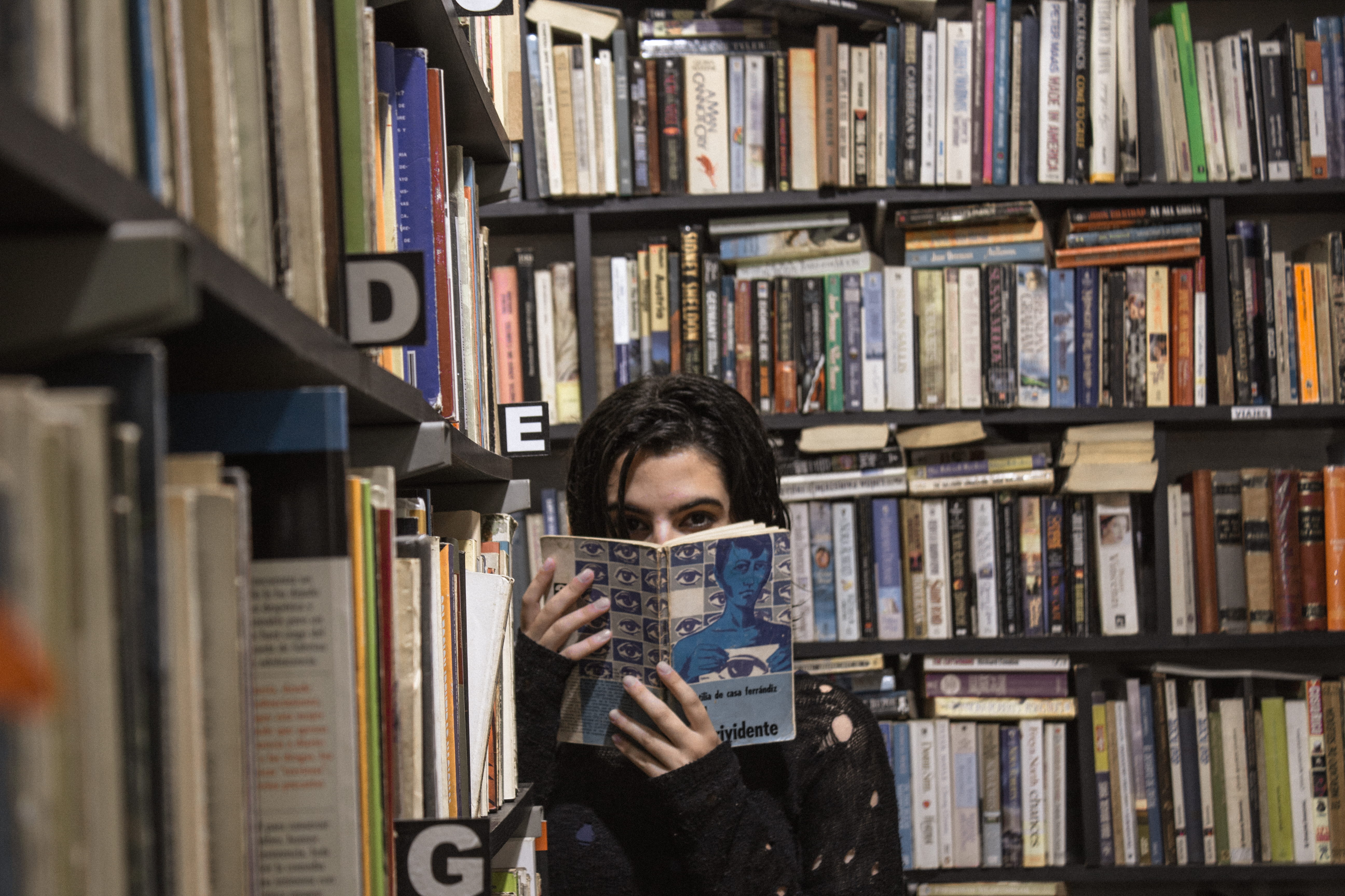 education, 5K, adult, waist up, behind, bookstore, covering, half, shelf, hiding, young men, bookshelf, order, face, one person, library, woman, female, HD Wallpaper