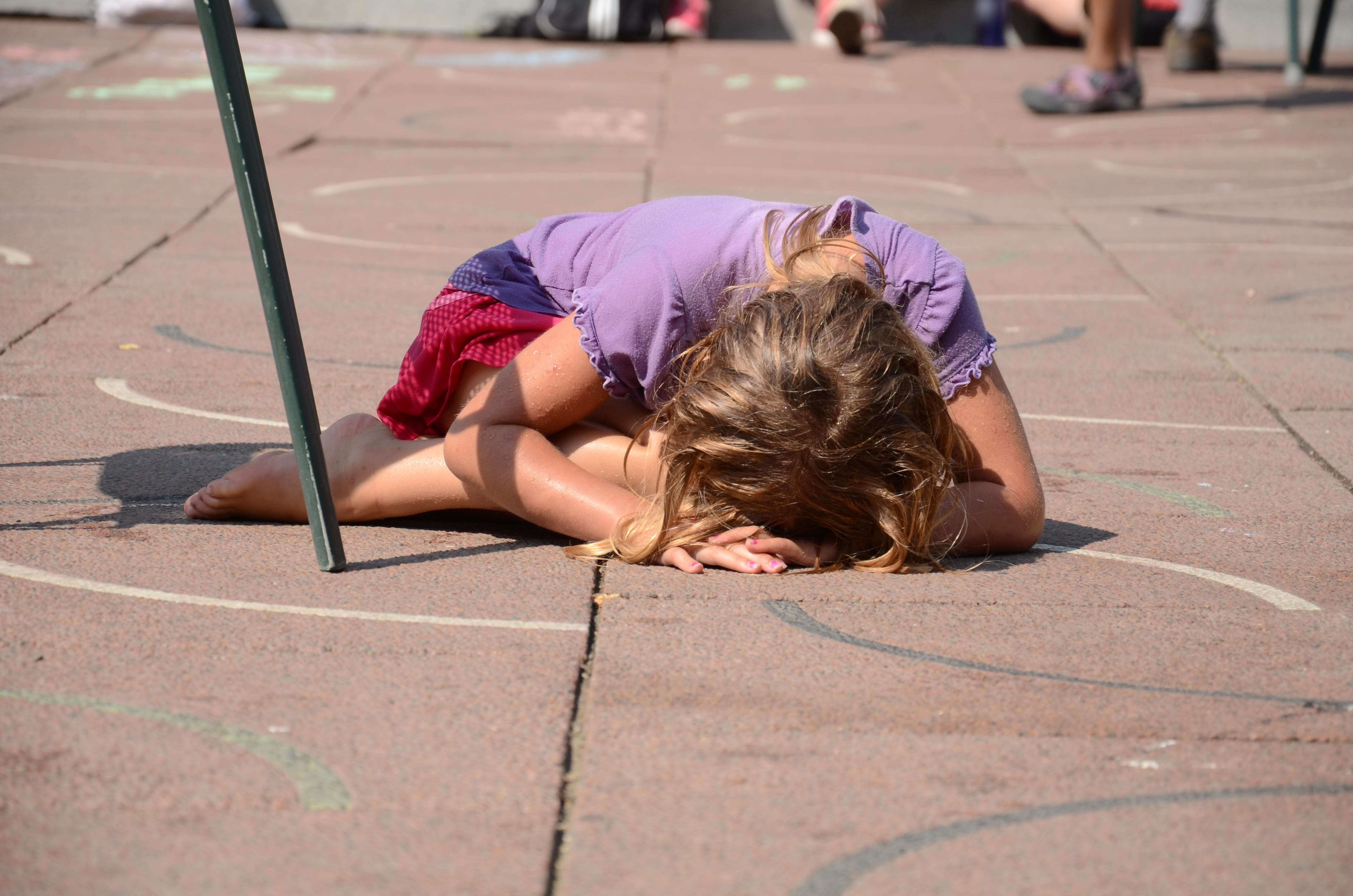 floor, lying down, relaxation, crying, boys, leisure activity, lifestyles, men, young, unhappy, shadow, girl, outdoors, shirt, childhood, casual clothing, HD Wallpaper