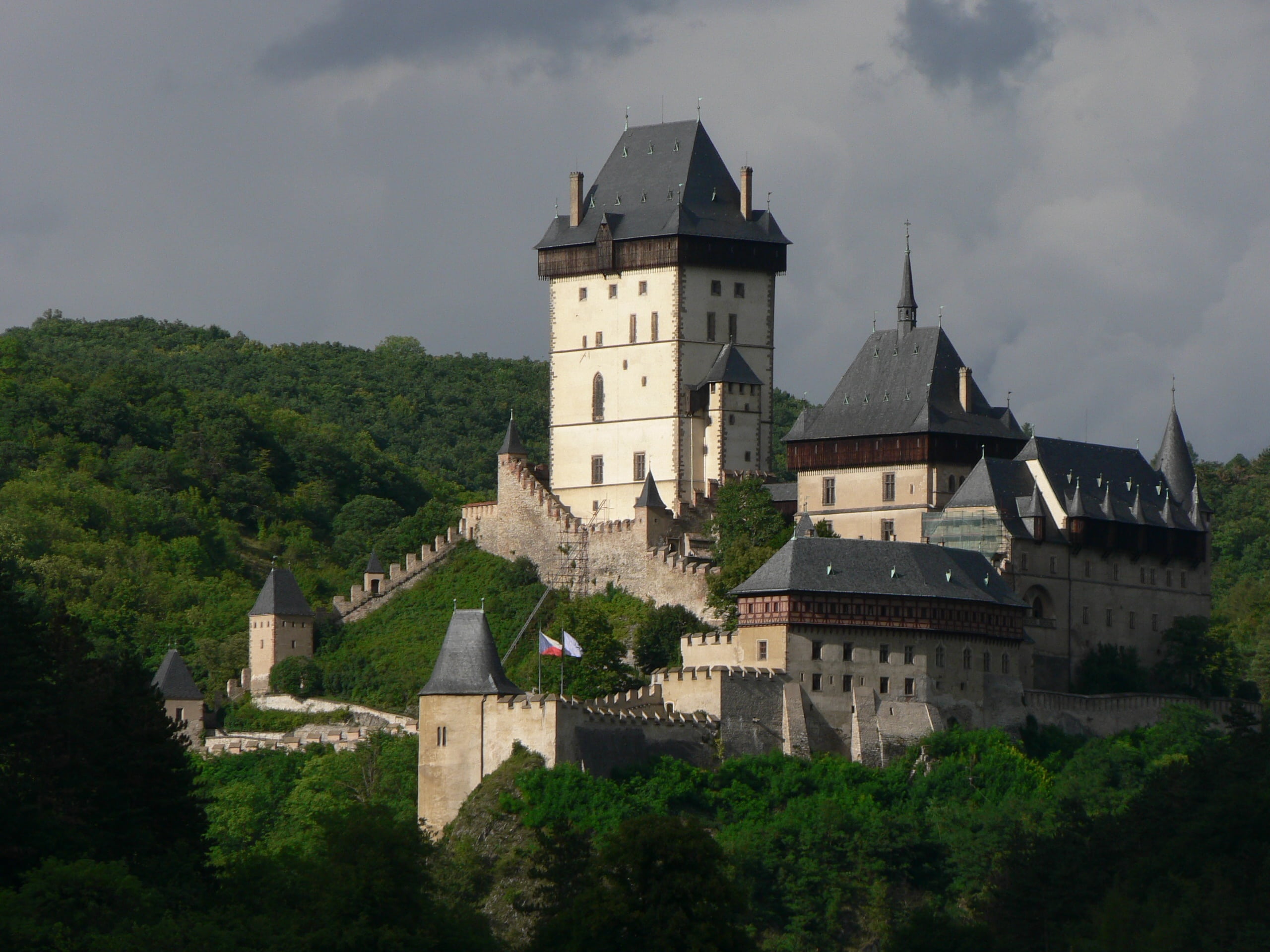 2K, nature, tower, old, place of worship, cloud - sky, sky, forrest, gray, republic, built structure, no people, karlstejn, religion, times, medieval, HD Wallpaper