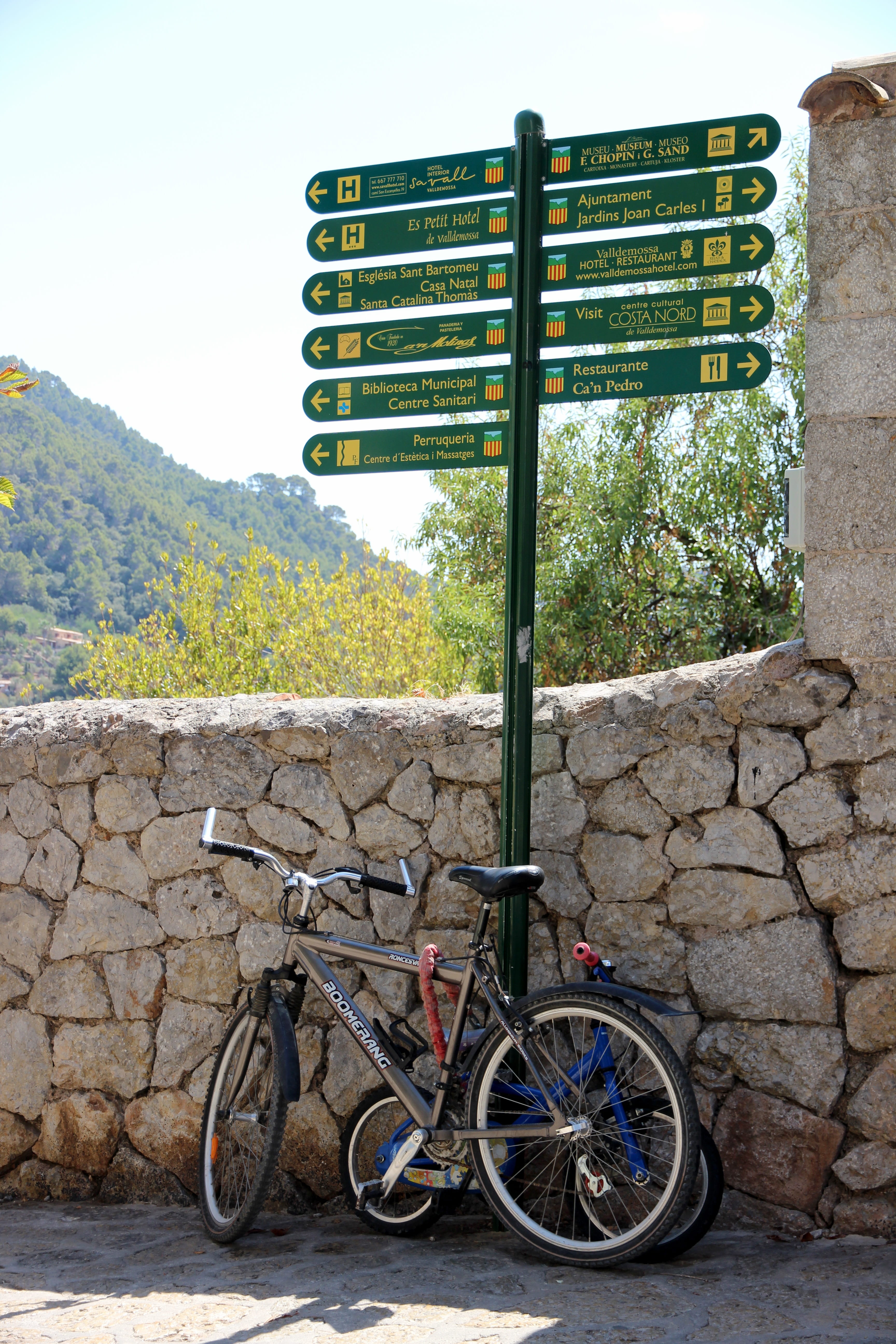 5K, bike, built structure, building, seat, plant, wall - building feature, street sign, directory, land vehicle, away, arrow, mode of transportation, outdoors, Phone HD Wallpaper