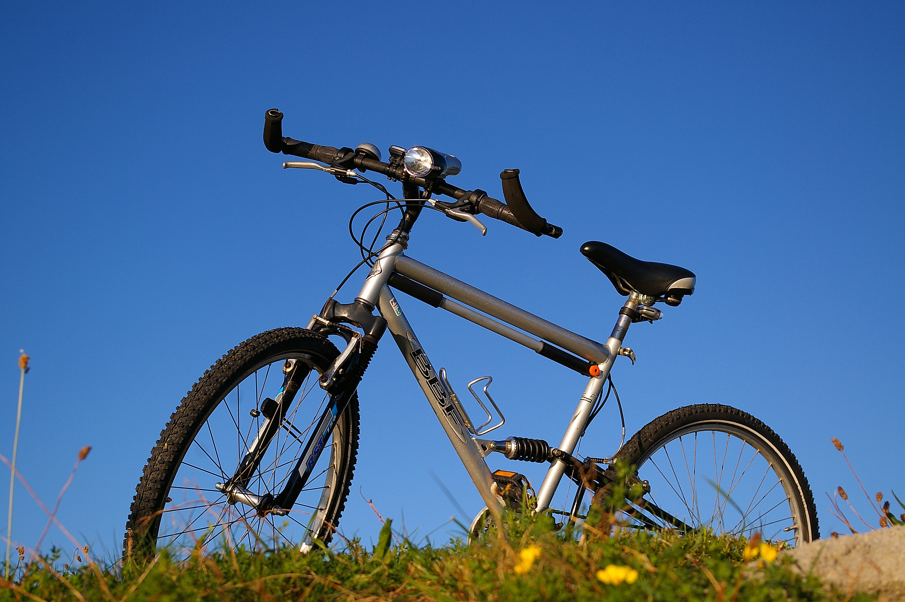 handlebars, summer, sunlight, hardtail, travel, copy space, blue sky, two wheeled vehicle, 2K, holiday, outdoors, grass, bicycle tour, front wheel, bicycles, HD Wallpaper