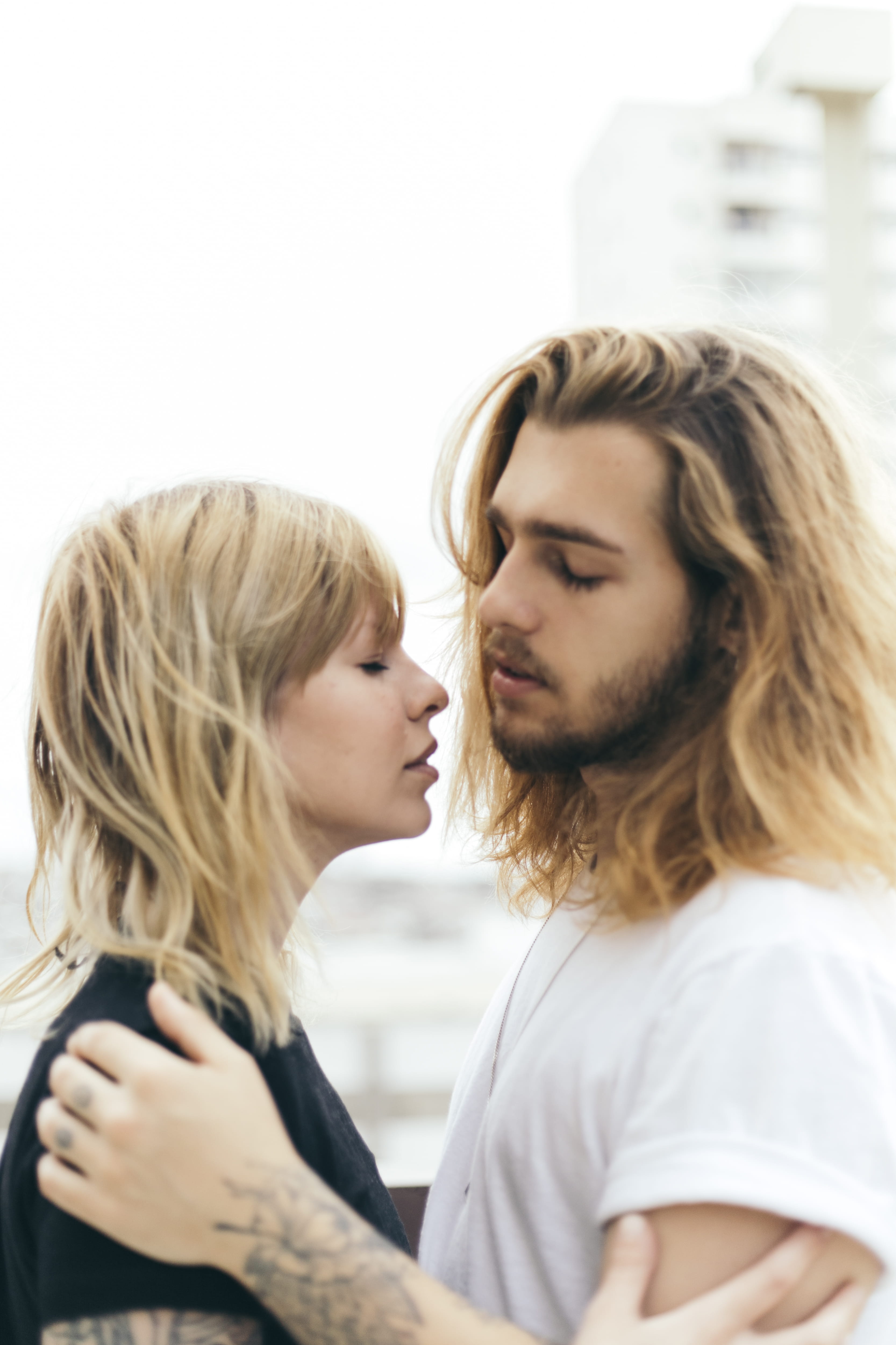 in love, bonding, wear, white, women, tattoo, casual, beautiful, females, kissing, relationship, looking, t, love, people, shirt, facial expression, romantic, Phone HD Wallpaper