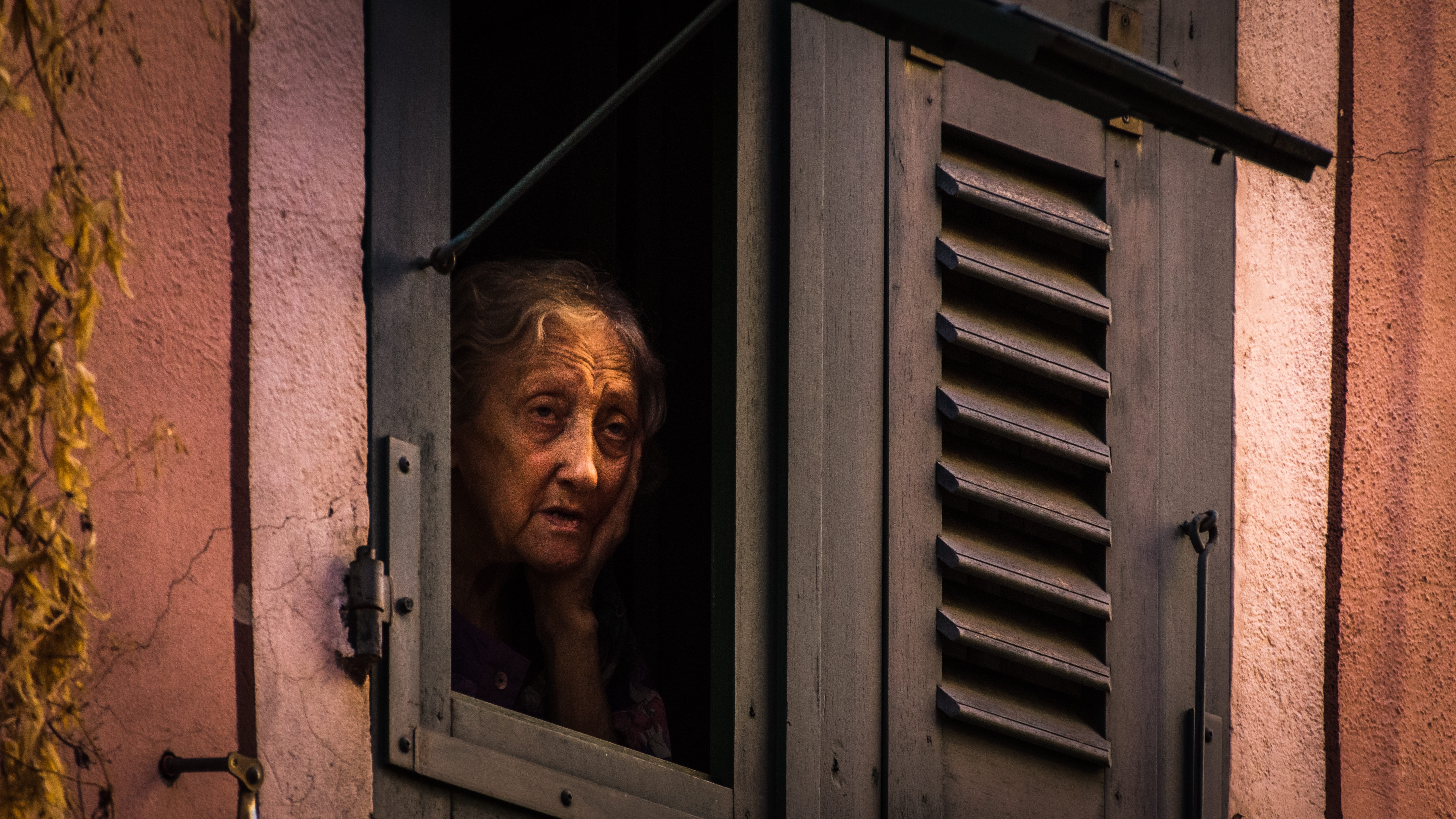 senior women, window, entrance, metal, portrait, day, kummer, lifestyles, architecture, door, hairstyle, outdoors, leisure activity, looking at camera, HD Wallpaper