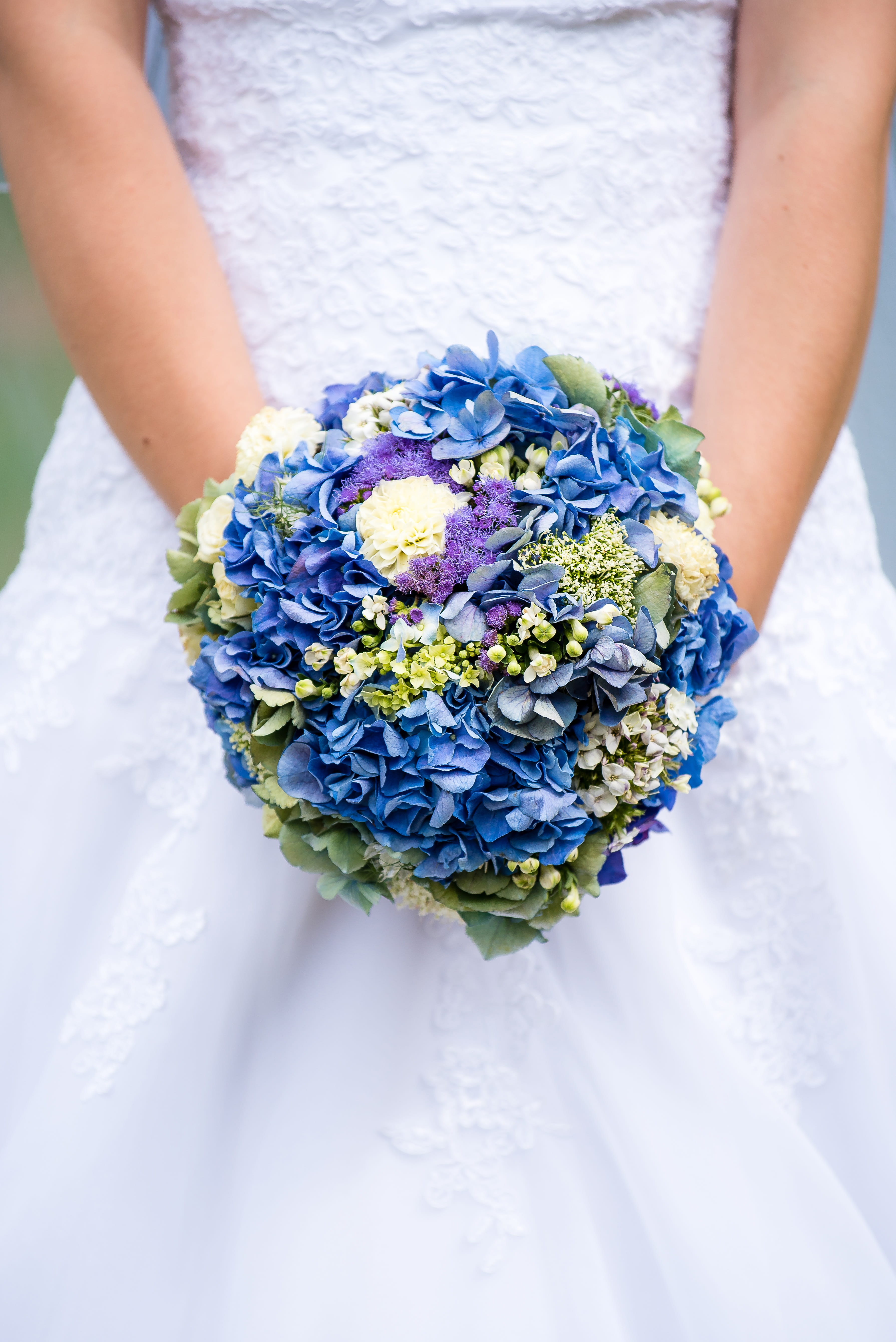 5K, flower head, elegance, wedding, plant, Bride, romantic, Bouquet, flower, romance, married, one person, newlywed, bridal bouquet, human hand, celebration, Phone HD Wallpaper