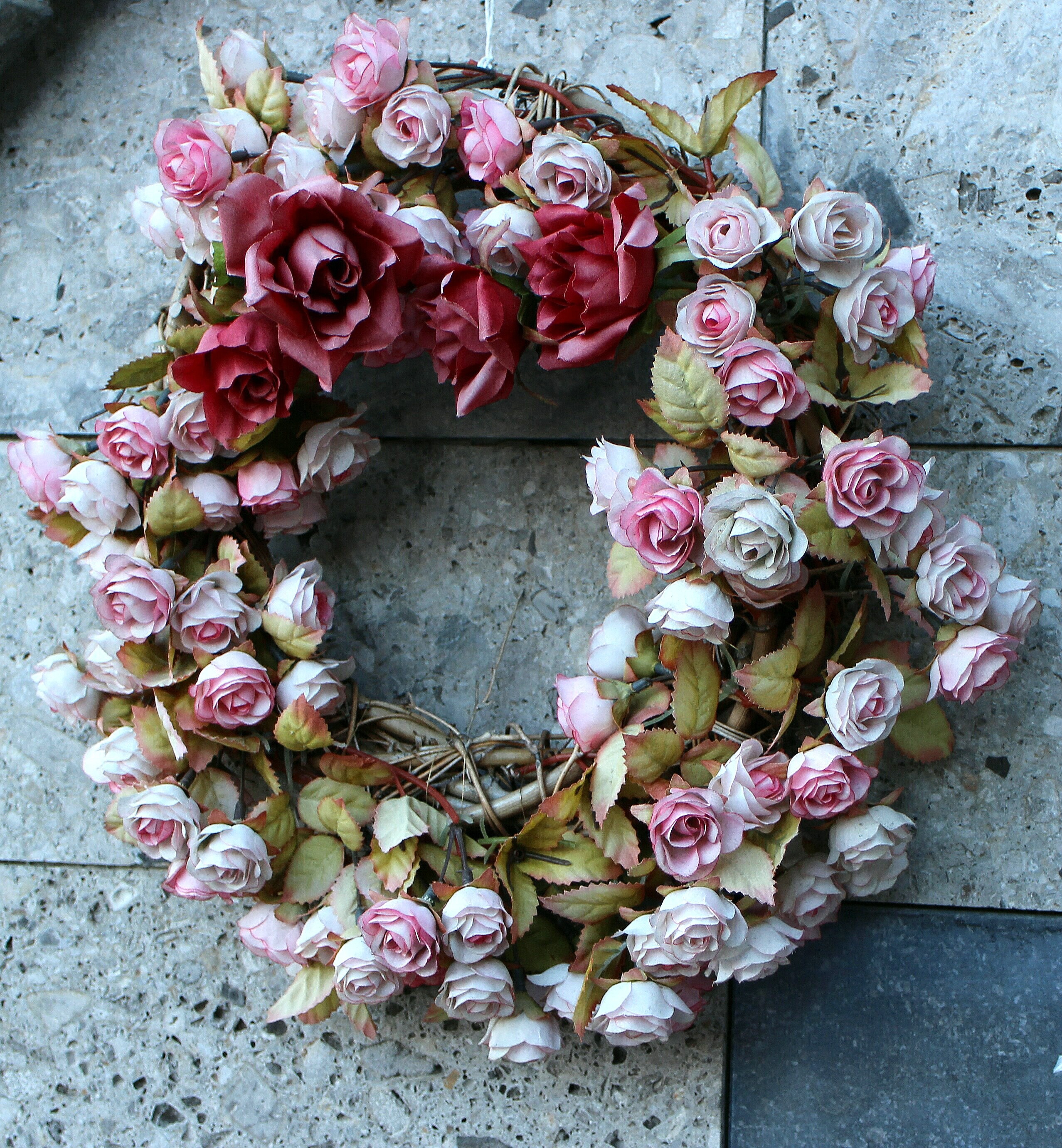 no people, fragility, bouquet, 2K, wreath, floral pattern, roses, flower arrangement, rose, close-up, flower head, freshness, red, petal, floor, inflorescence, Phone HD Wallpaper