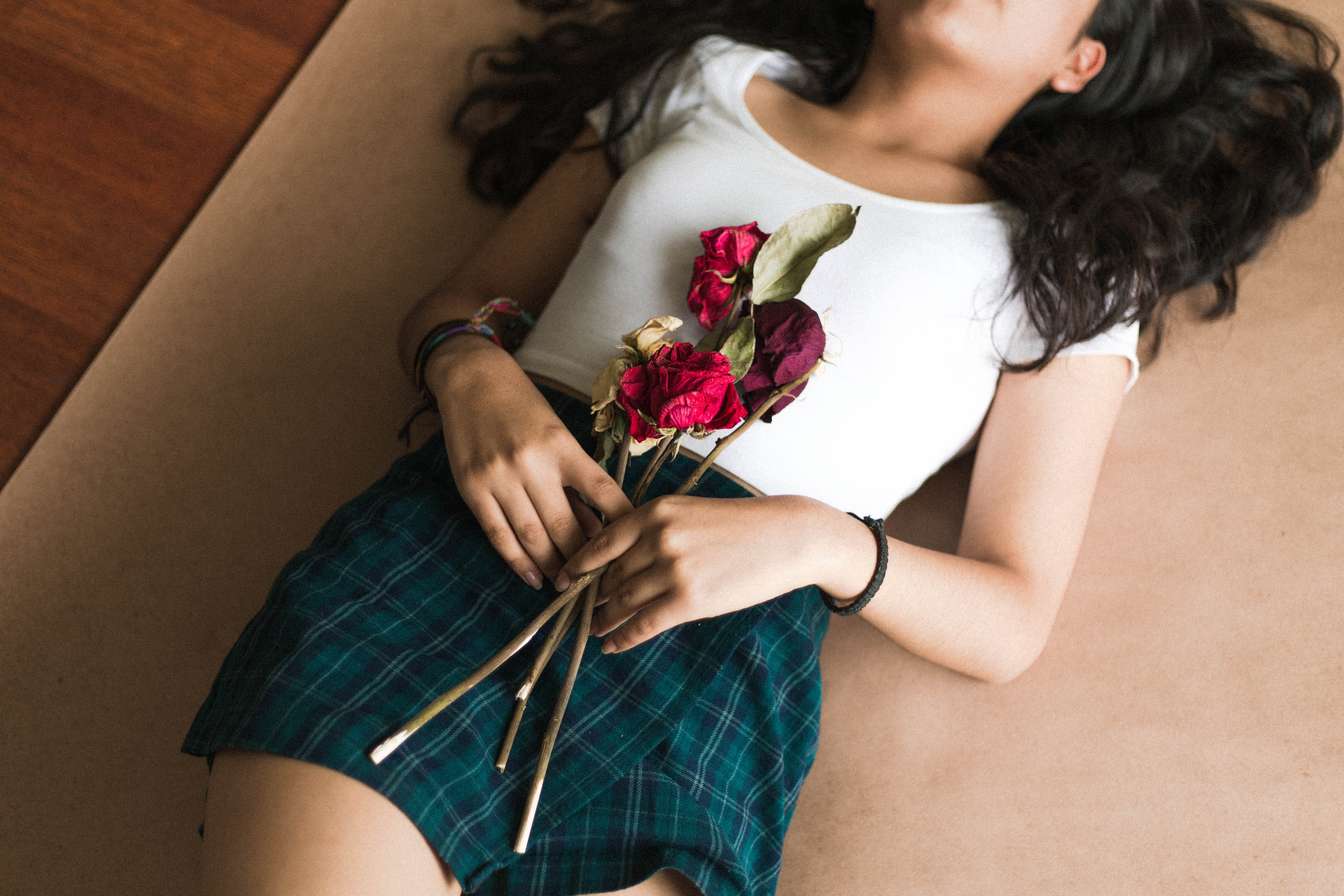 beauty, bouquet, hand, nature, hairstyle, flore, rug, david fanuel, black hair, woman, love, flower arrangement, flowering plant, plant, clothing, red, HD Wallpaper