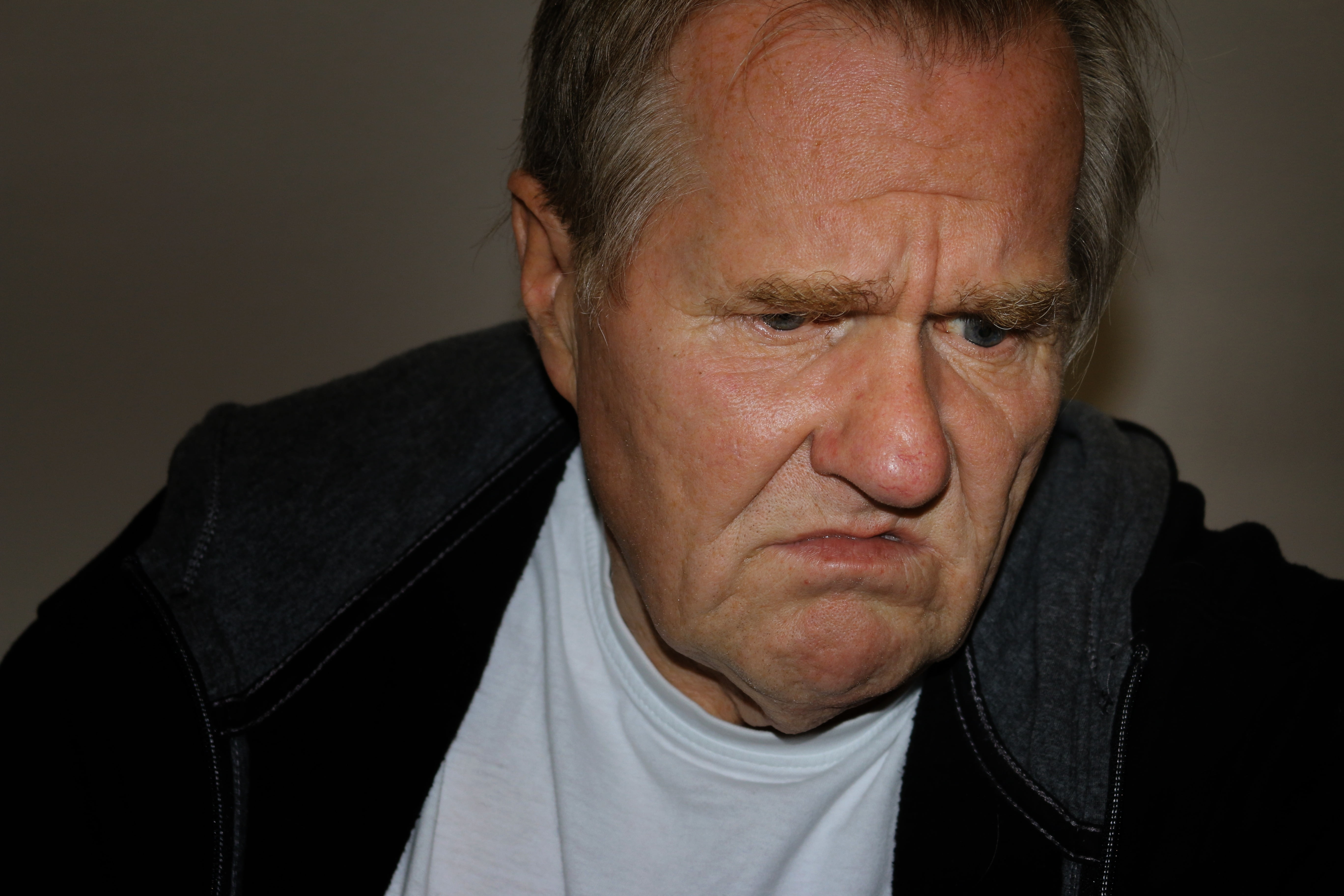 5K, zähneknirschend, studio shot, mouth, sadness, headshot, hair, wearing, funny, t shirt, men, mature adult, unwilling, involuntarily, close-up, jacket, HD Wallpaper