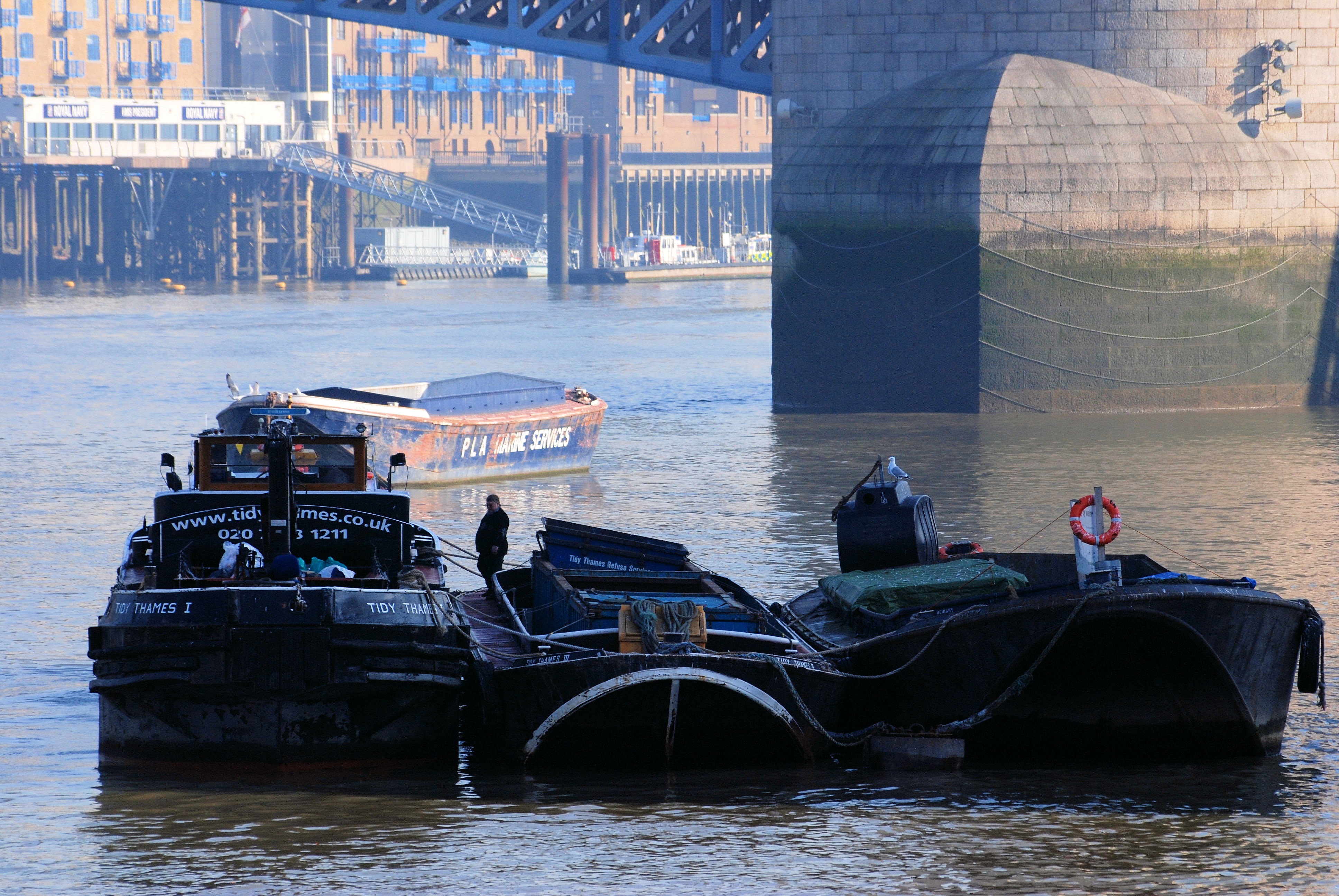 day, ship, water, building exterior, built structure, transportation, thames, refuse service, bridge - man made structure, travel, river, nautical vessel, HD Wallpaper