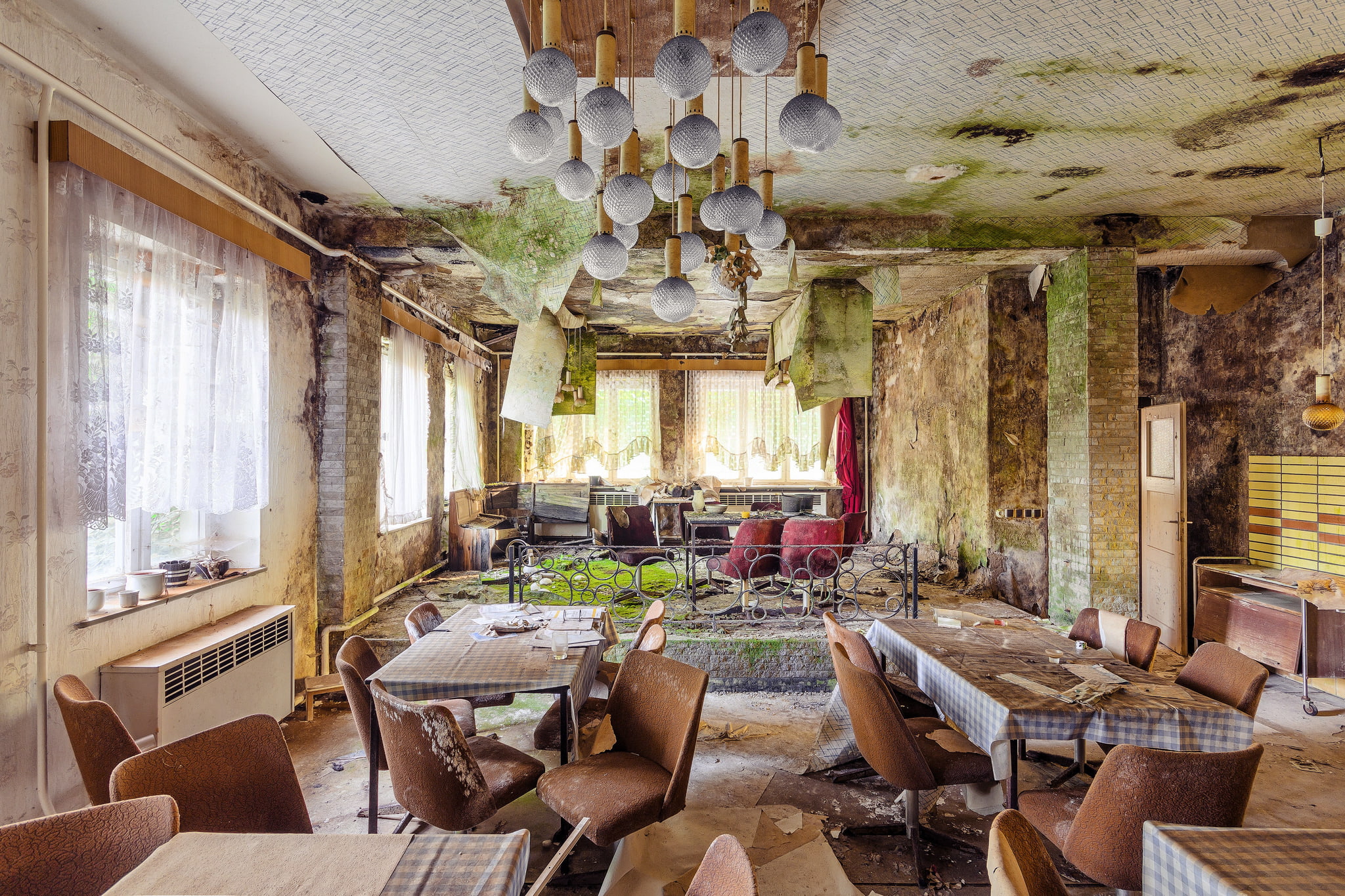 chandeliers, sunlight, chairs, mess, Windows, curtains, 1080P, tables, room, door, refused, mucus, HD Wallpaper