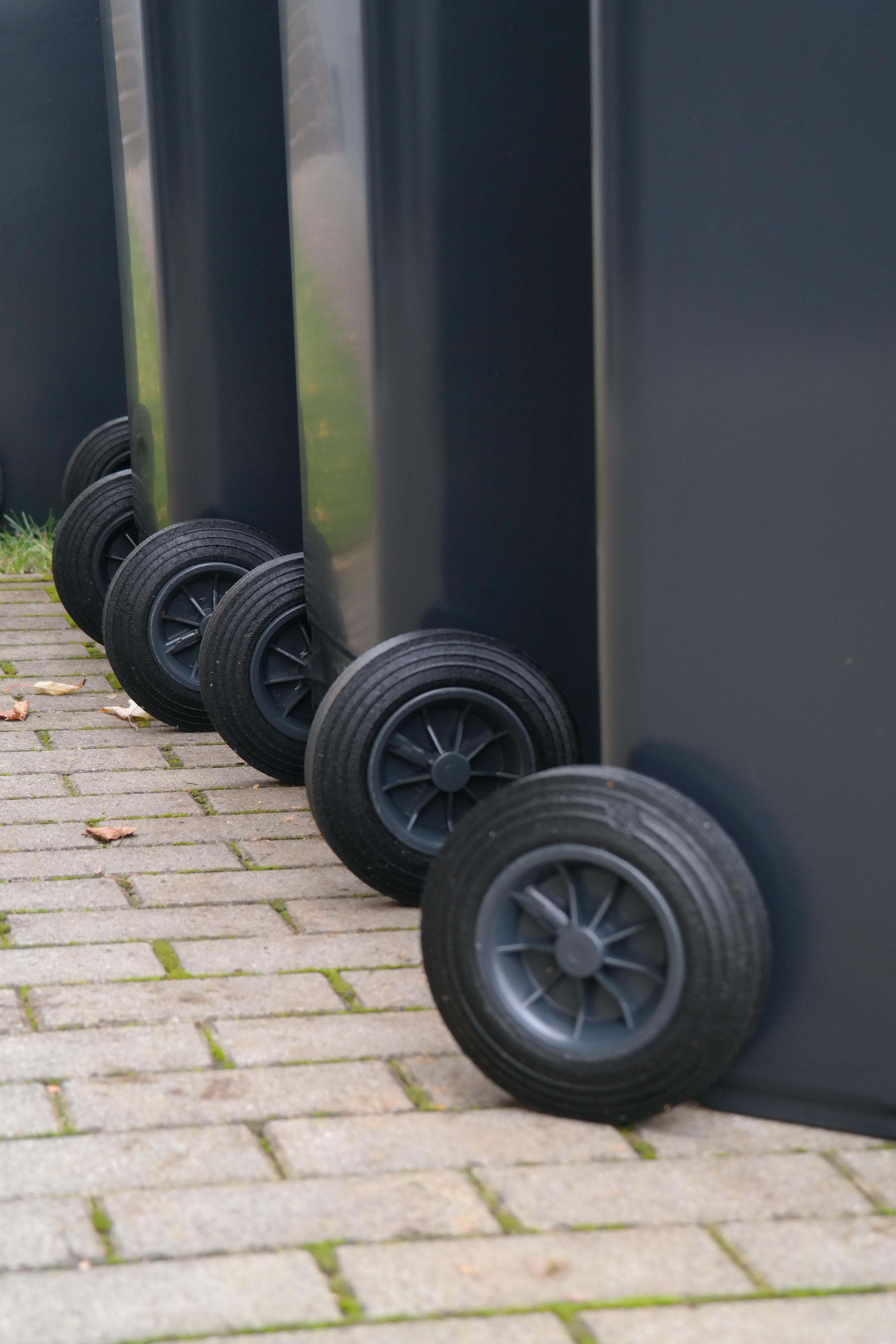 waste bins, mode of transportation, ton, outdoors, garbage can, tire, container, stationary, sunlight, black color, 5K, metal, close-up, mgb, day, land vehicle, Phone HD Wallpaper