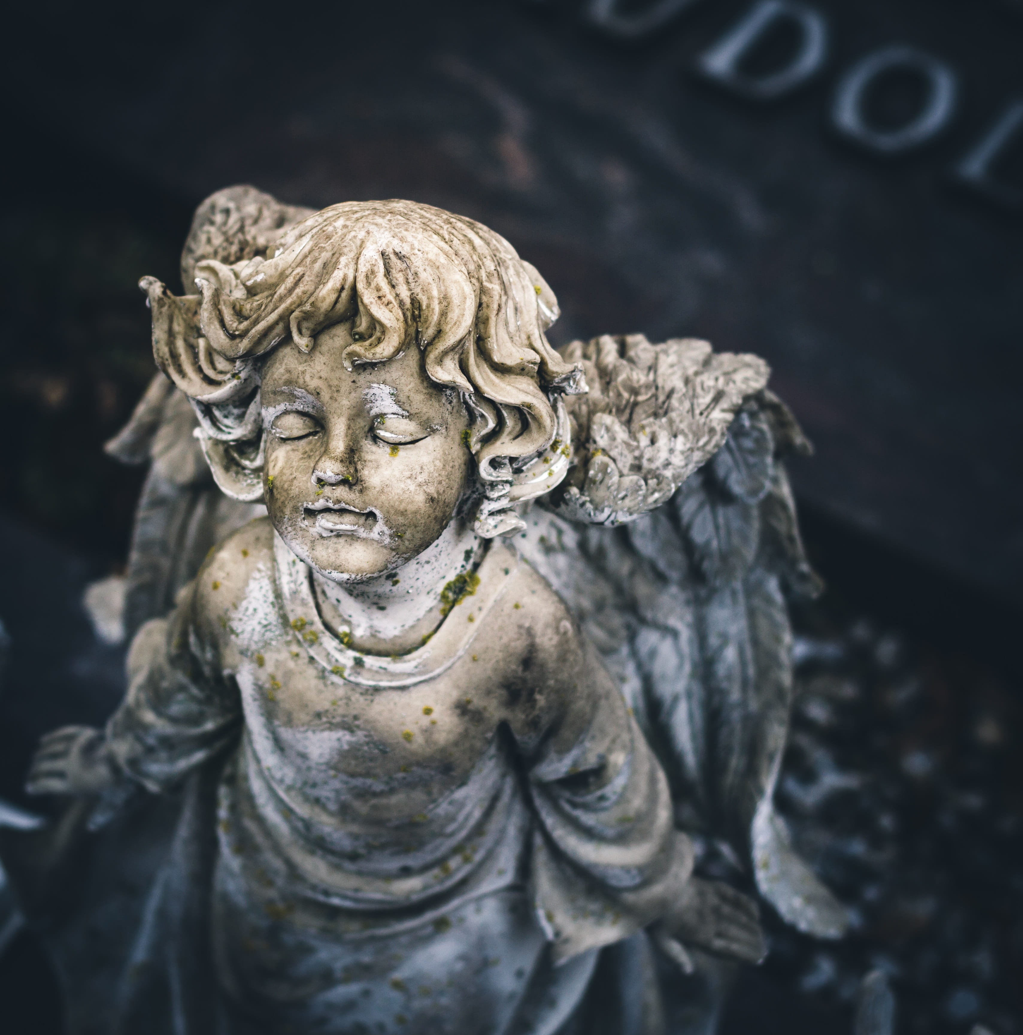 commemorate, representation, spirituality, cry, sculpture, figure, mourning, focus on foreground, old, human representation, stone material, architecture, Phone HD Wallpaper