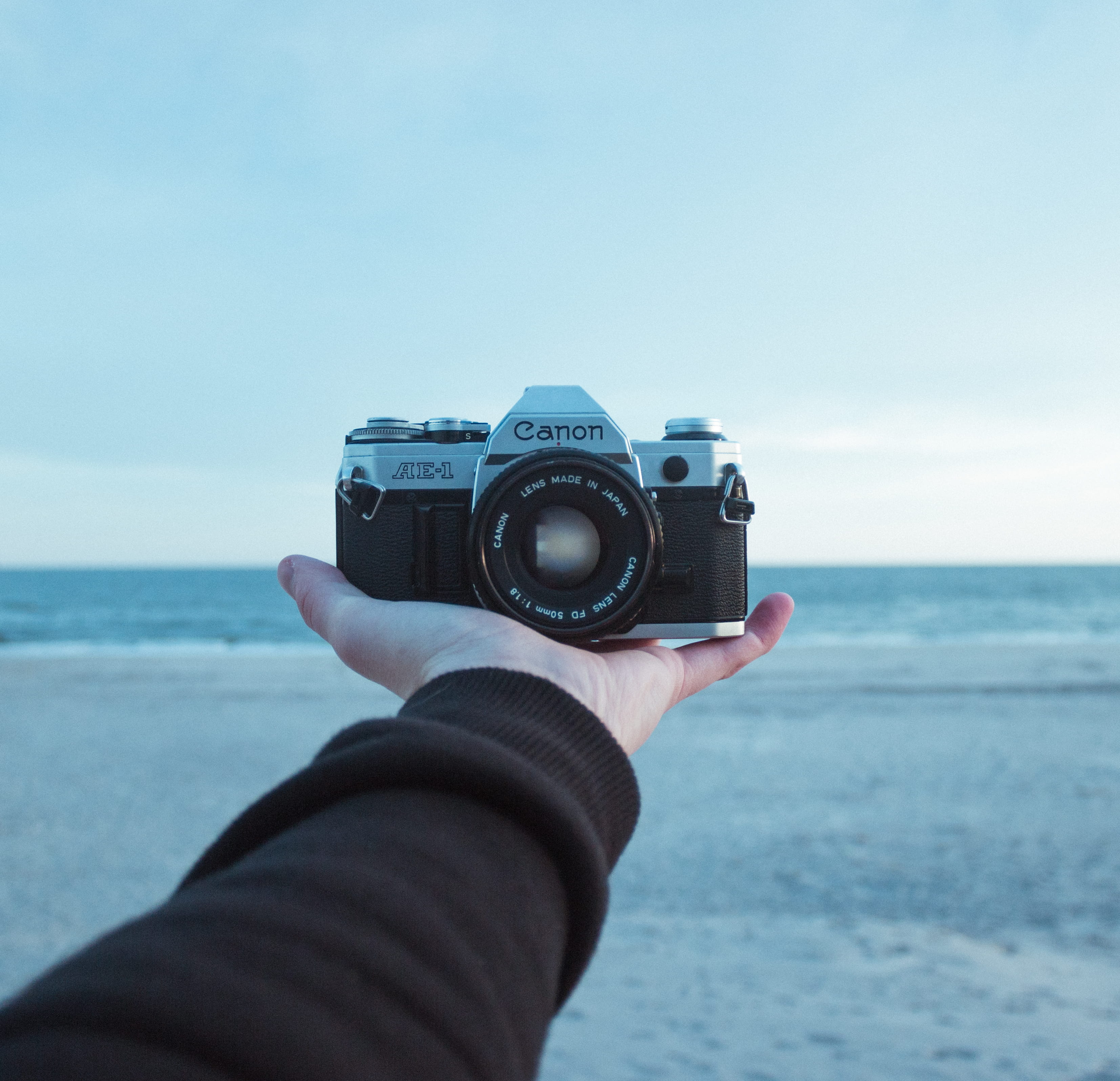 ae, hobbies, water, canon, activity, person, beach, photographing, equipment, in with the Old, sky, 2K, technology, horizon over water, sea, one person, HD Wallpaper