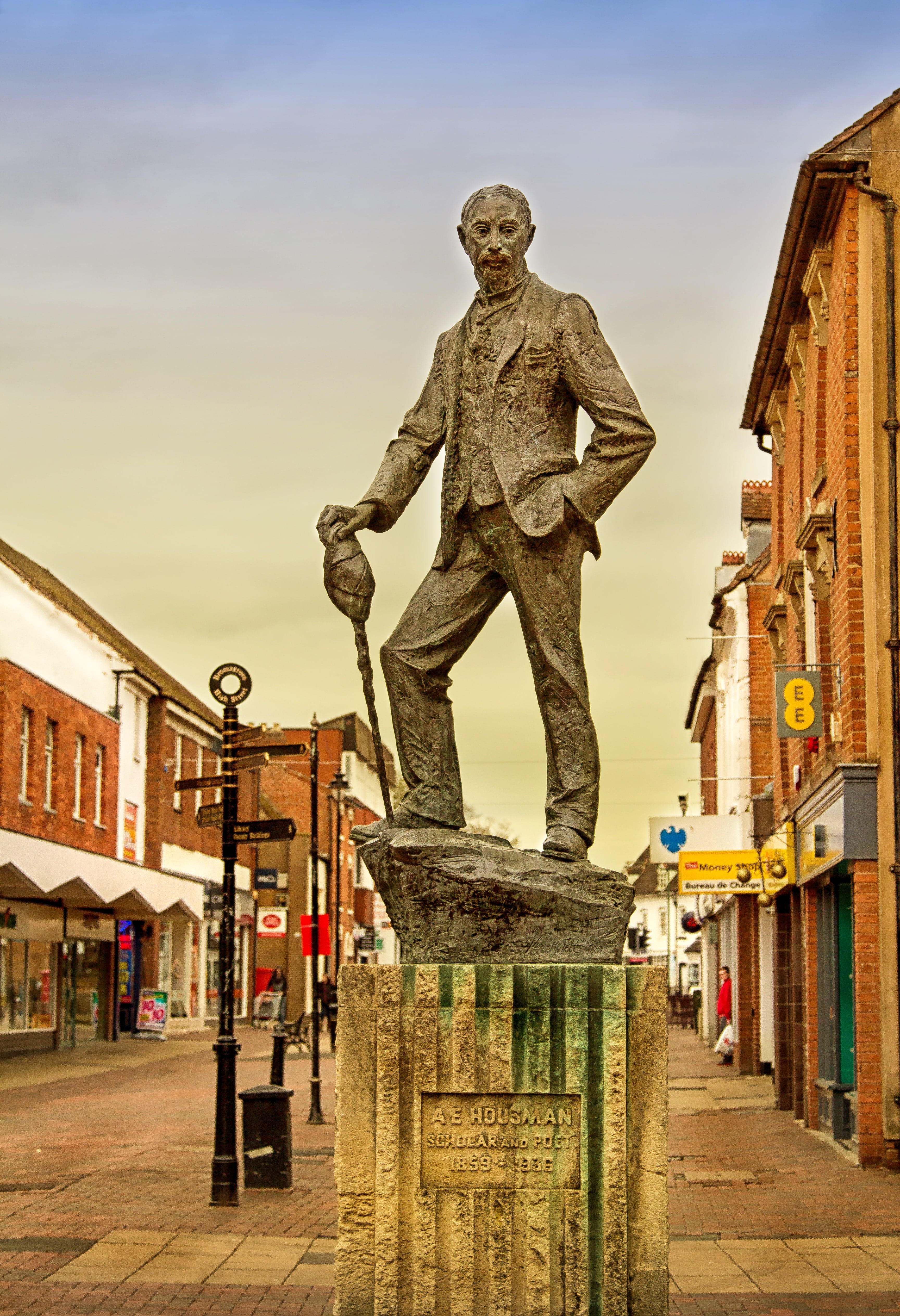 monument, poet, creativity, 4K, worcestershire, high street, town, sculpture, human representation, famous, building exterior, statue, outdoors, representation, Phone HD Wallpaper