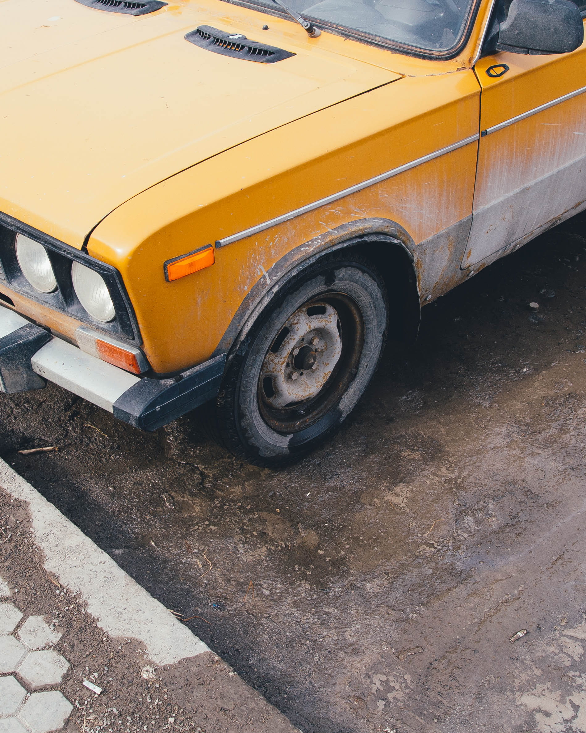 day, outdoors, land vehicle, pavement, city, road, curb, wheel, taxi, near, transportation, mode of transportation, no people, transportation system, retro styled, Phone HD Wallpaper