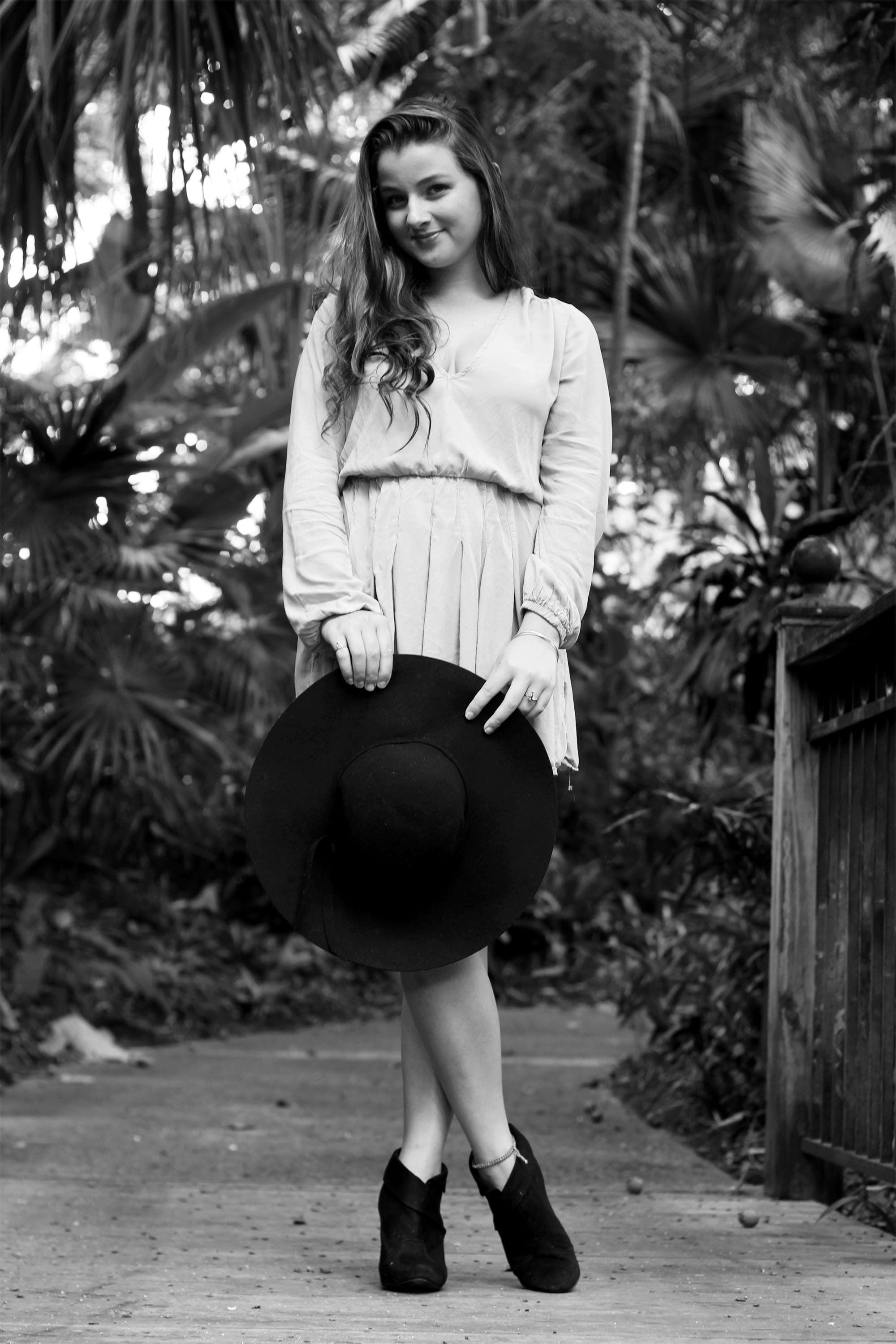 full length, fashion, plant, outdoors, looking at camera, beautiful woman, orlando, real people, young women, 2K, day, leisure activity, beauty, black and white, Phone HD Wallpaper
