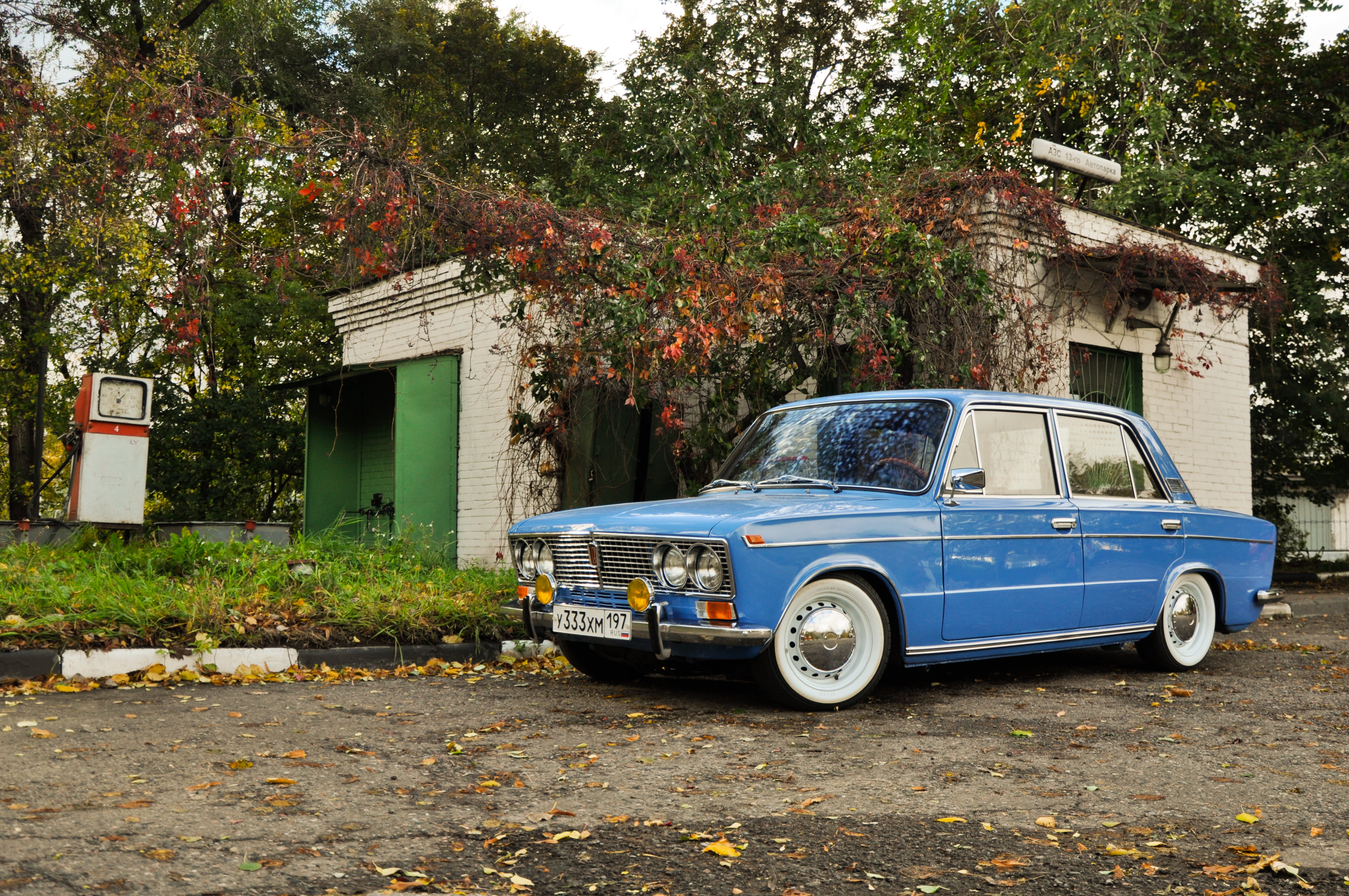 land Vehicle, wheel, vintage Car, garage, no People, engine, old, outdoors, city, motor vehicle, urban Scene, nature, transportation, three, blue, chrome, HD Wallpaper