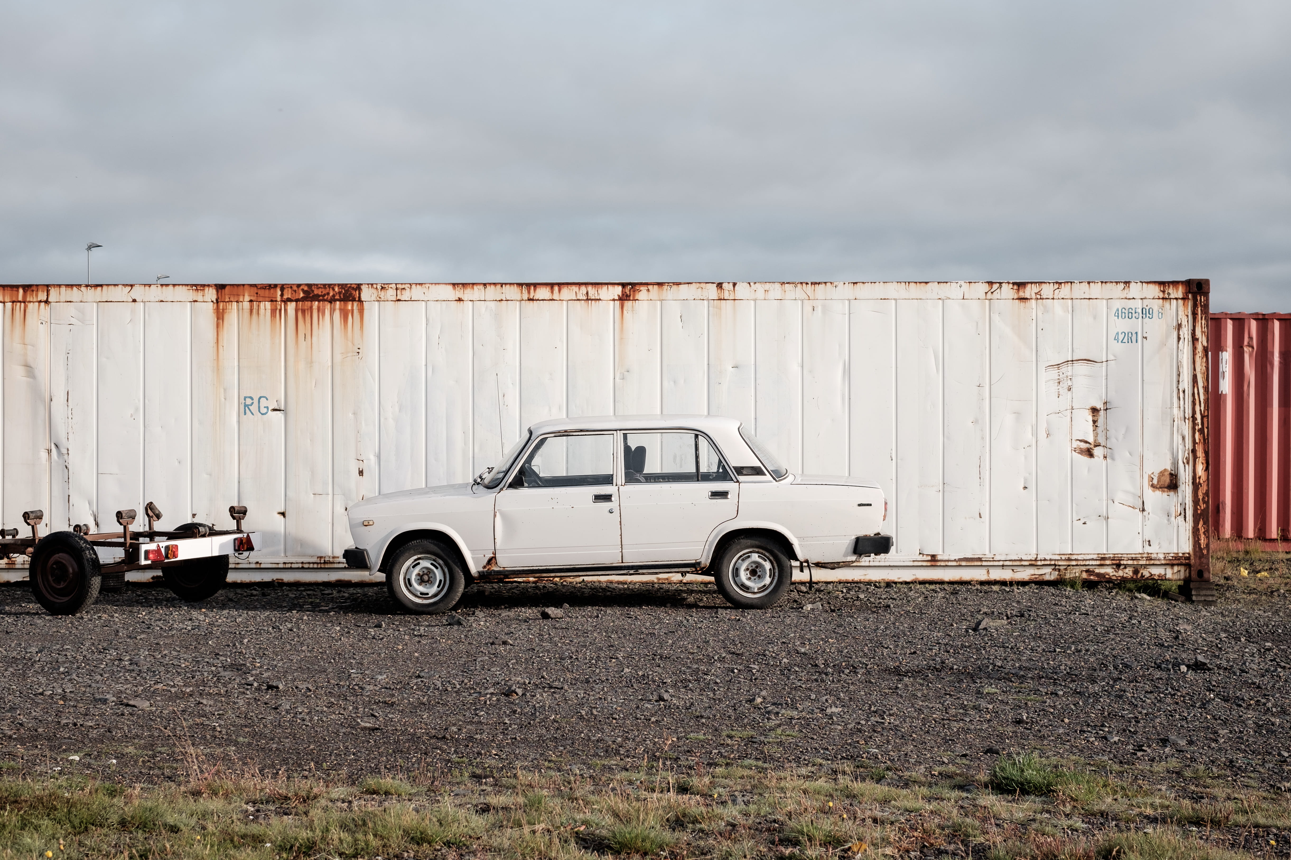 outdoors, industry, nature, architecture, beside, motor vehicle, cloud - sky, business, vehicle, old, building exterior, stationary, tofas, day, sky, truck, HD Wallpaper
