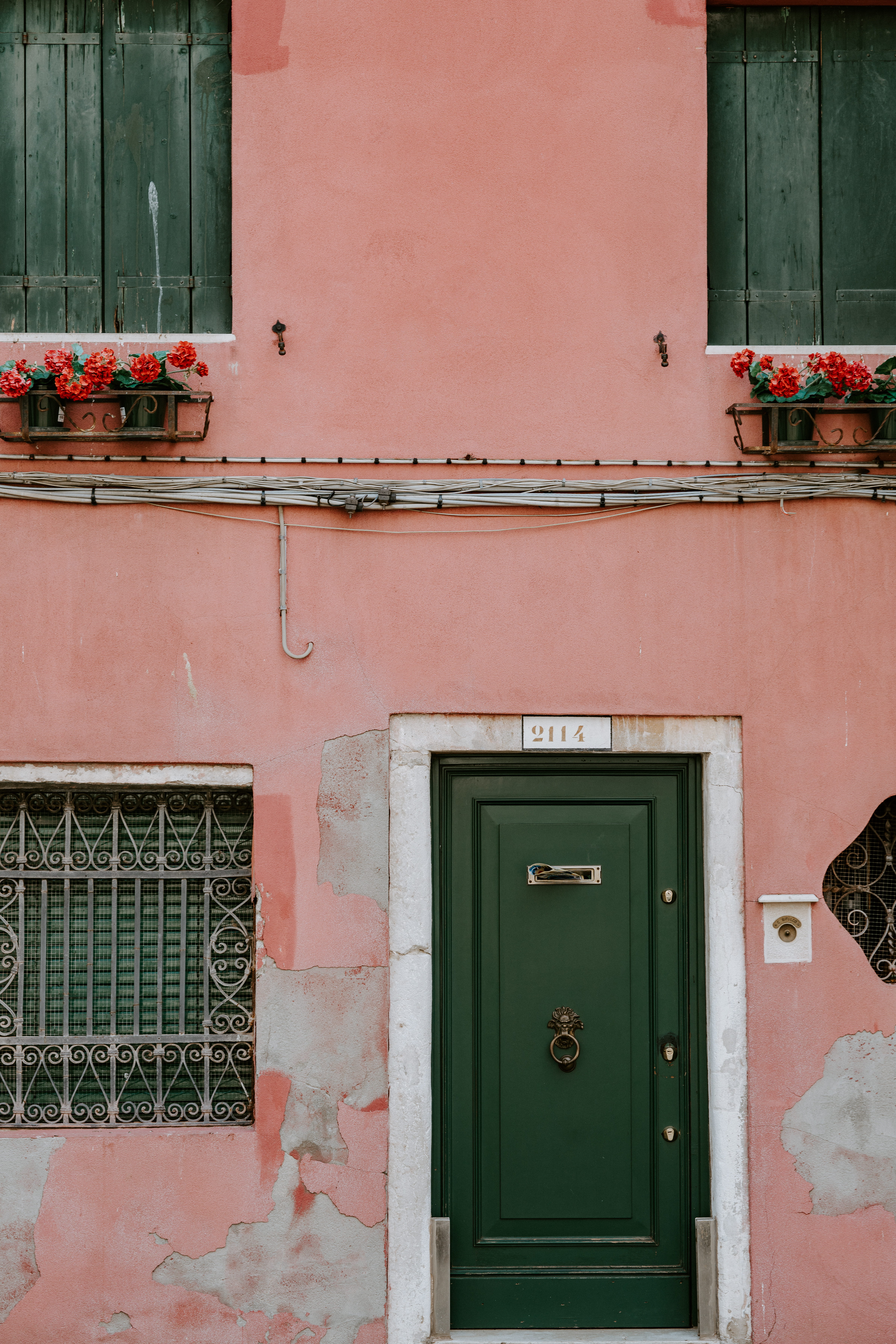 worn, weather stained, wall, front, built Structure, closed, wooden, residential Building, architecture, faded, door bell, history, italy, facade, outdoors, Phone HD Wallpaper