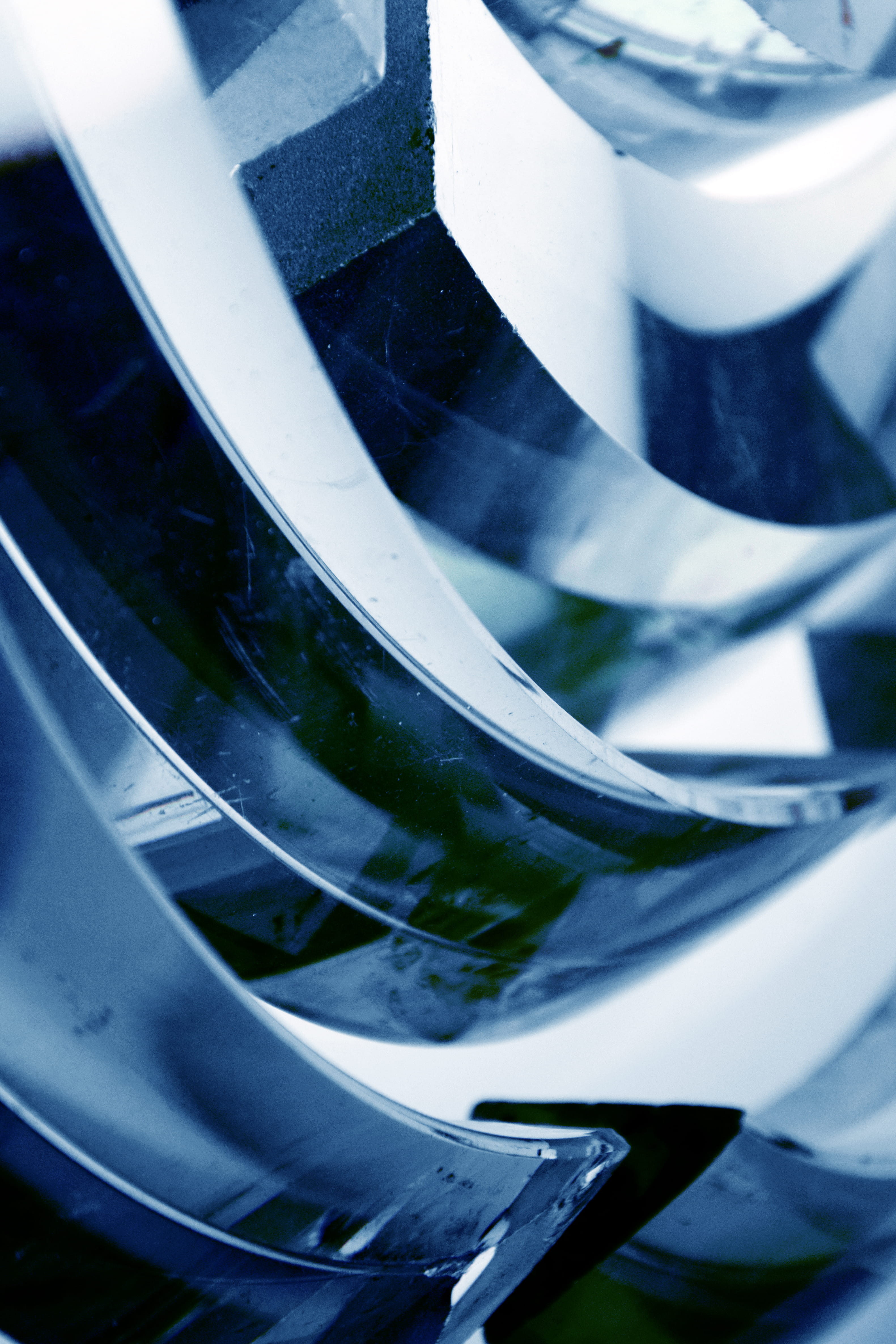 edge, silver, blue, wheel, reflection, abstract, white, selective focus, chrome, mode of transportation, technology, glass, close-up, day, pattern, still life, Phone HD Wallpaper