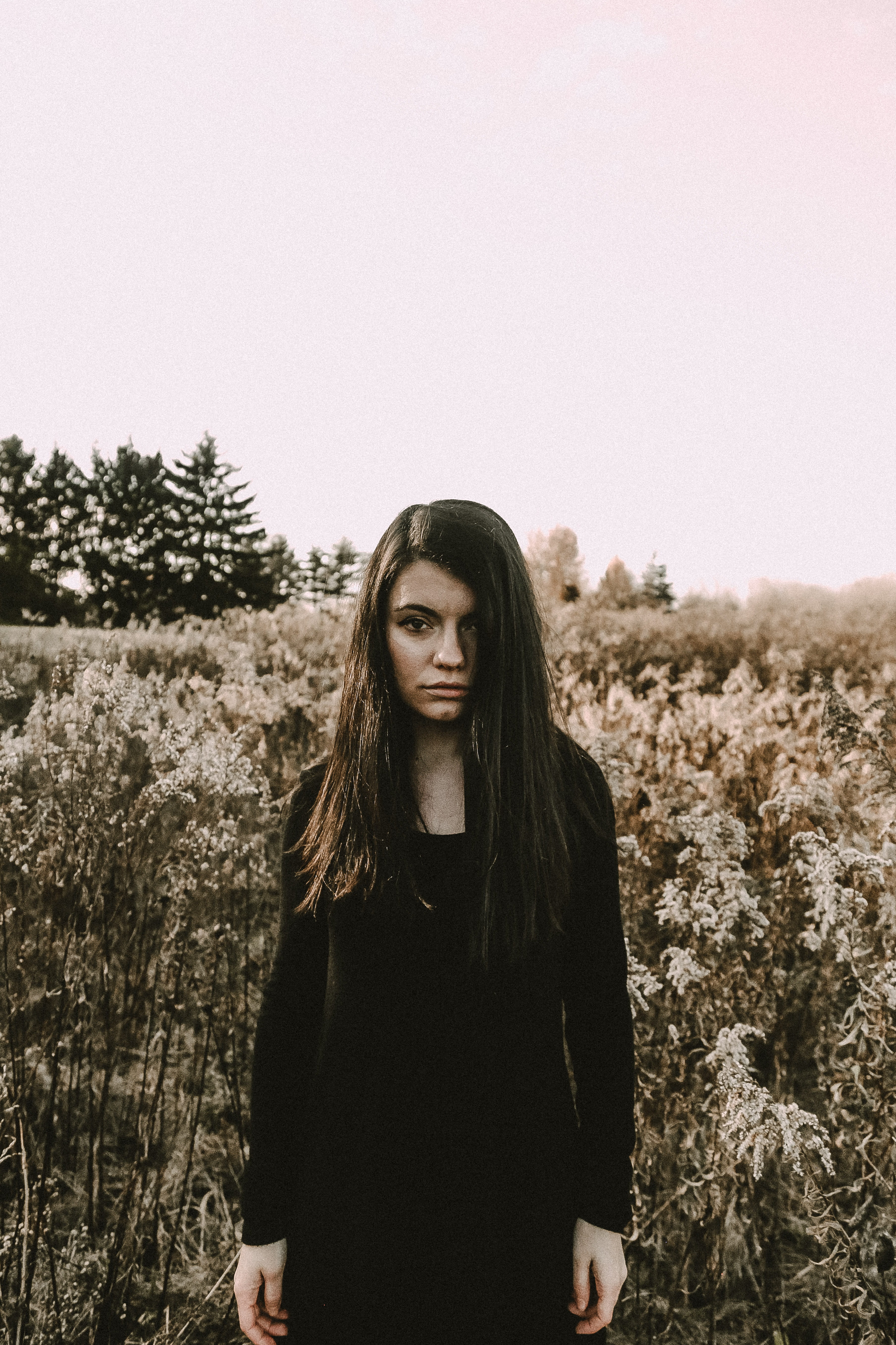 fall, looking at camera, front view, long hair, real people, portraits, lifestyles, young women, nature, girl, portrait, leisure activity, standing, hair, Phone HD Wallpaper