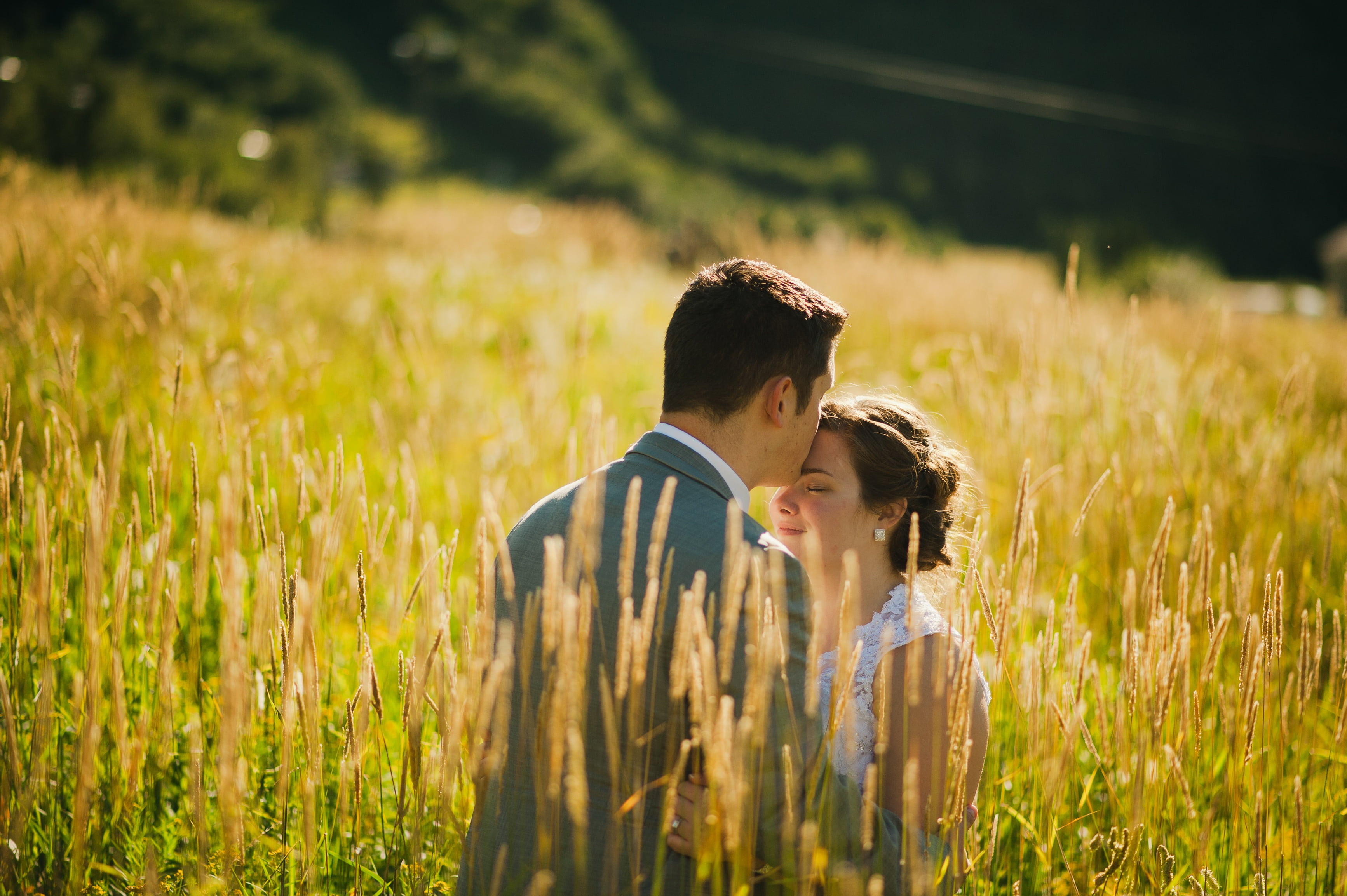 women, young adult, kiss, grass, couple, love, shallow, land, happiness, sunny, sunlight, outdoors, 2K, nature, sky, two people, plant, bonding, adult, HD Wallpaper