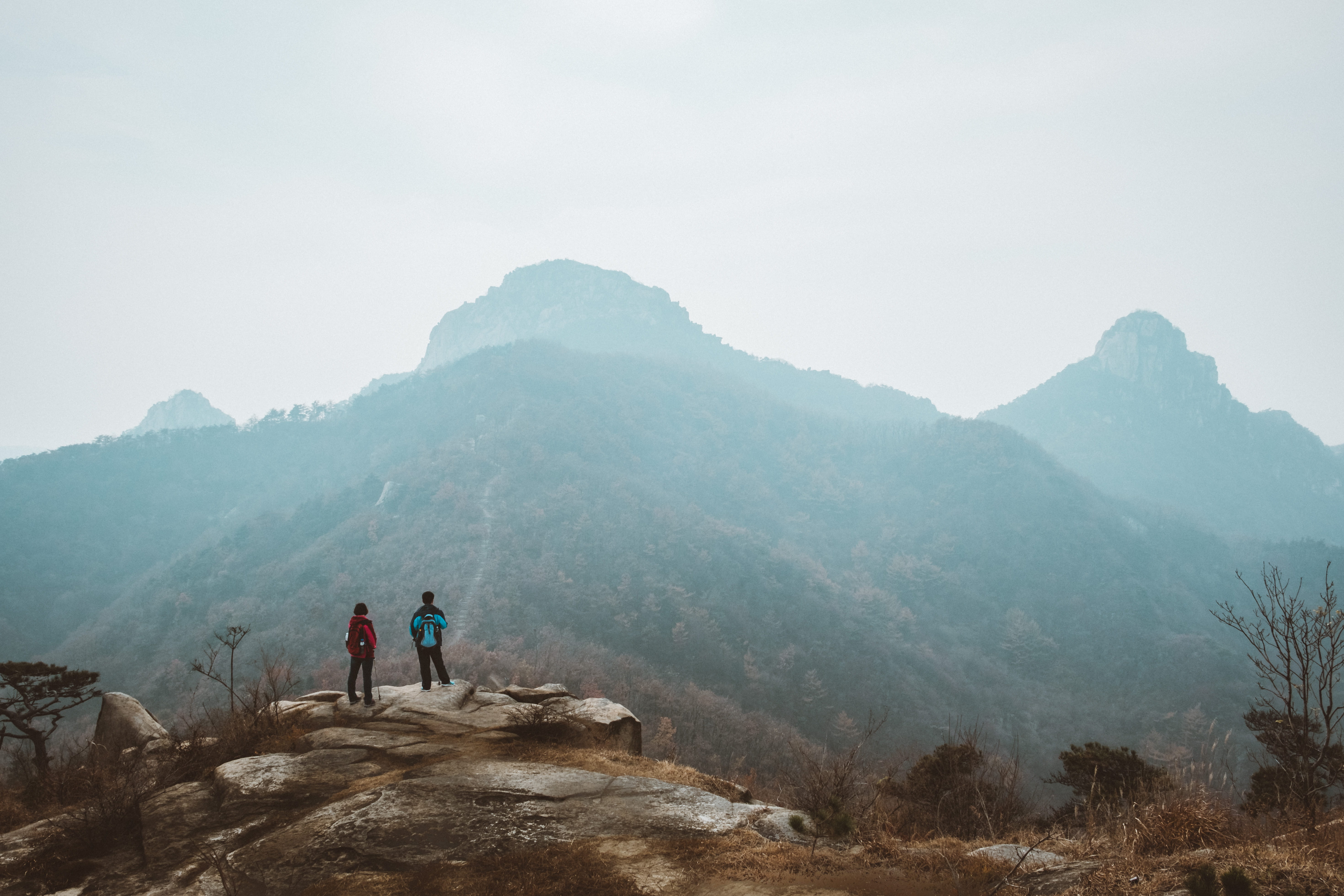 vacations, couple, men, real people, trip, 5K, sky, leisure activity, non-urban scene, activity, rock, adventure, leave, outdoors, beauty in nature, hiking, HD Wallpaper