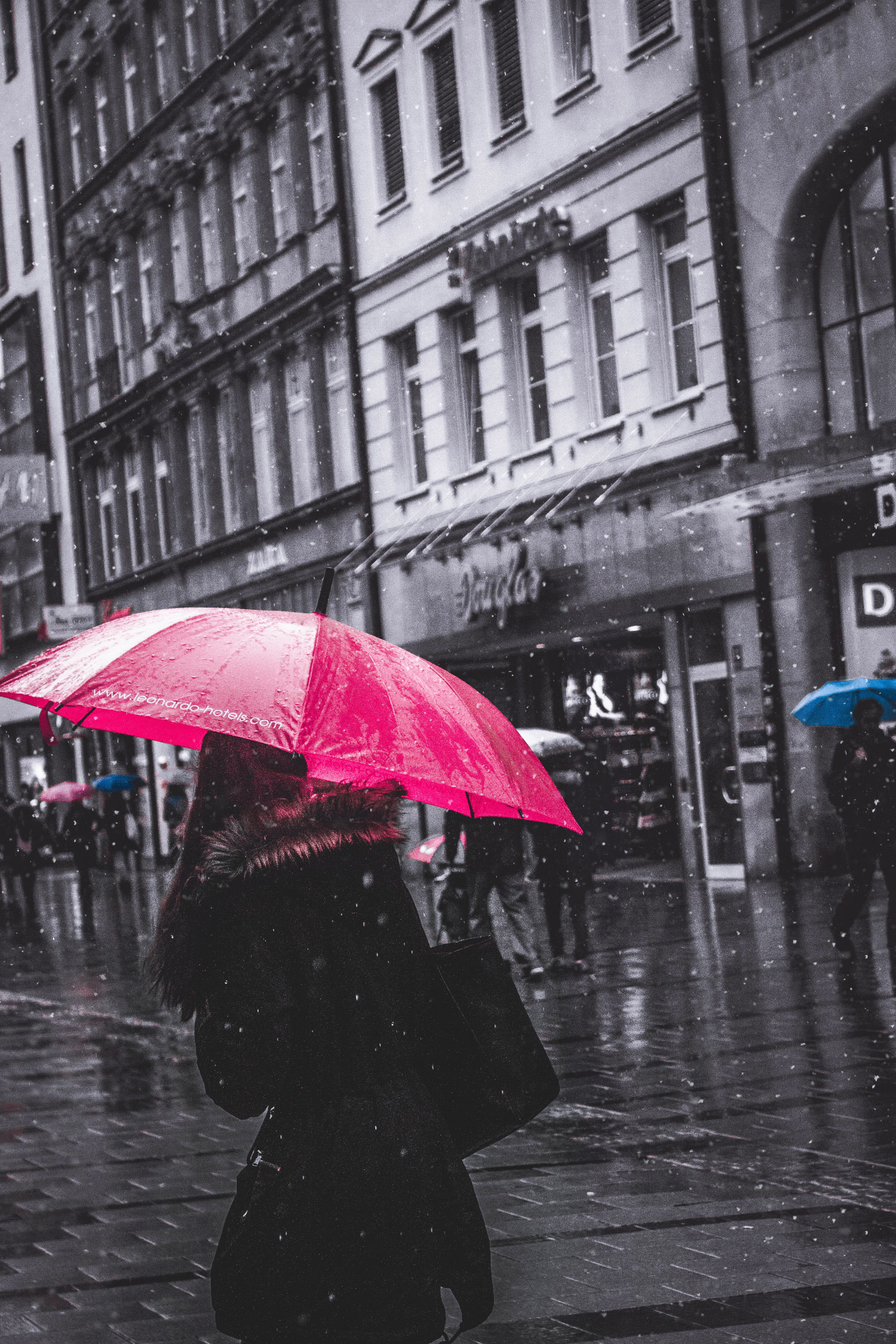 security, water, protection, mixed colors, outdoors, raindrop, women, day, shops, red, phone, architecture, colors, blue, one person, street, Phone HD Wallpaper