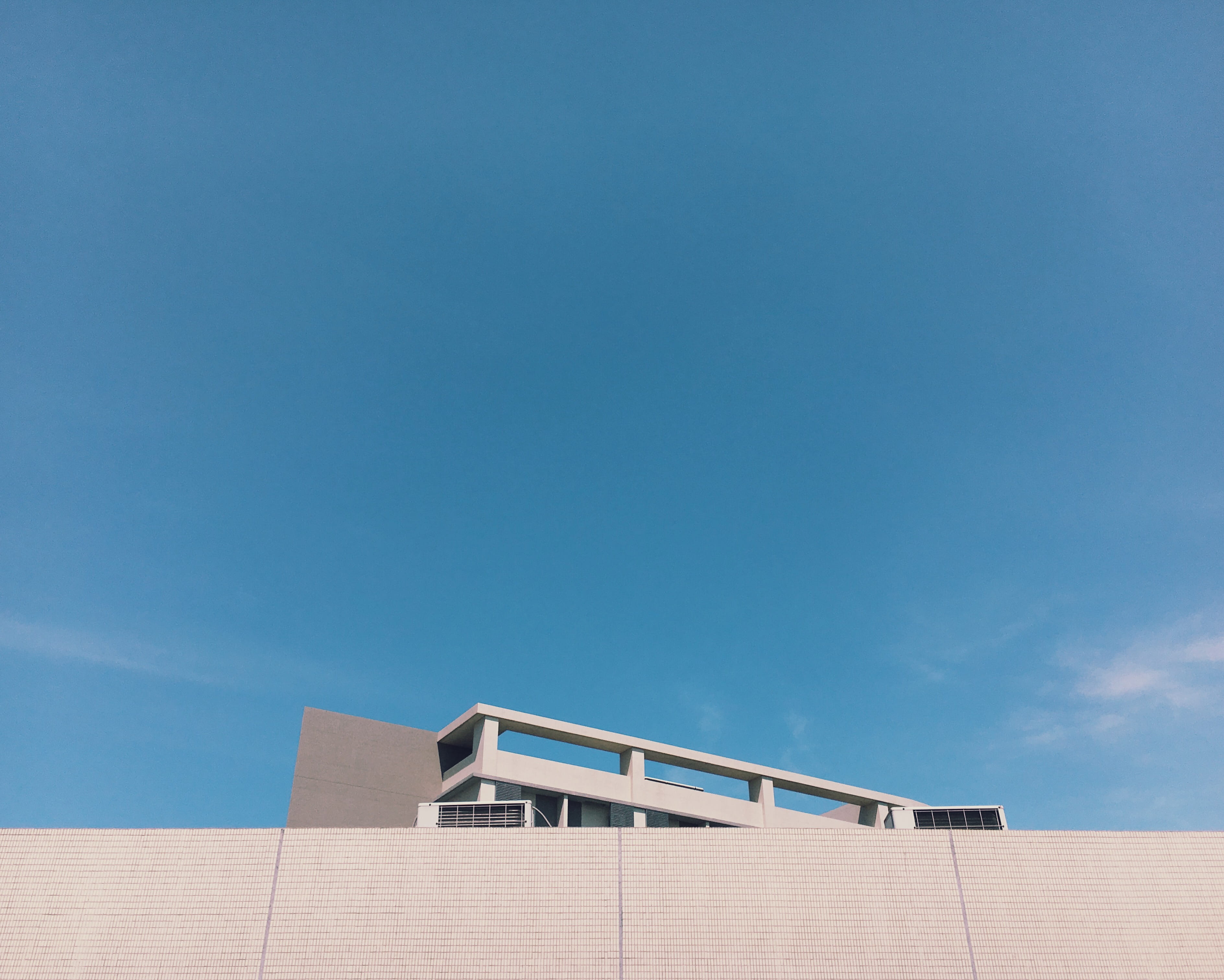 2K, copy space, sunlight, daytime, sparse, wall, absence, photo, architecture And Buildings, outdoors, simplicity, architecture, gray, sky, cloud, blue clear sky, HD Wallpaper