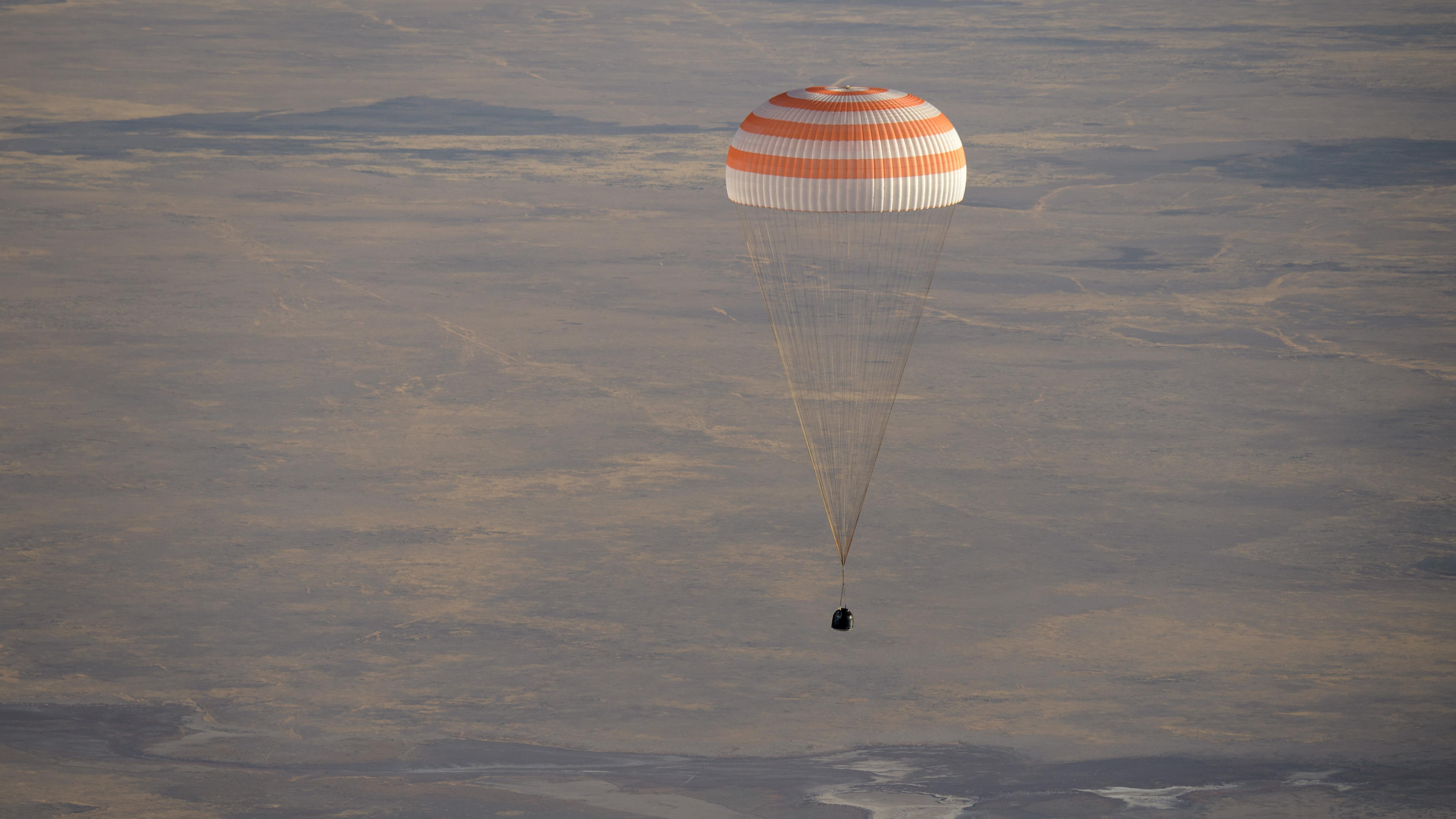 nasa, parachuting, landing, soyuz, birds eye view, roscosmos, capsul, kazakhstan, expedition 56, parachute, aerial photography, 5K, HD Wallpaper