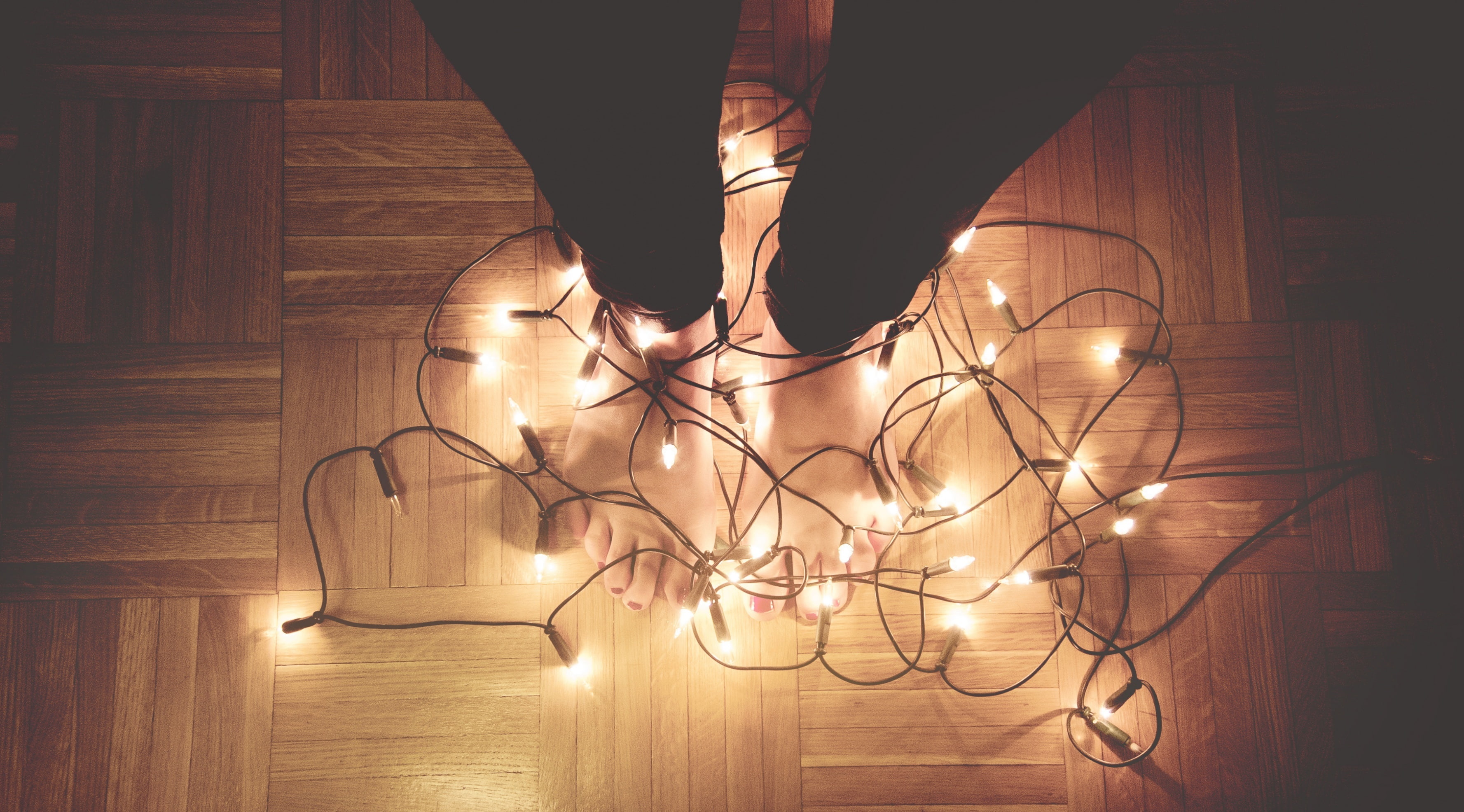 Santa, Feet, navidad, Merry, arts culture and entertainment, Camera, Legs, illuminated, low section, nightlife, body part, real people, human leg, human foot, HD Wallpaper