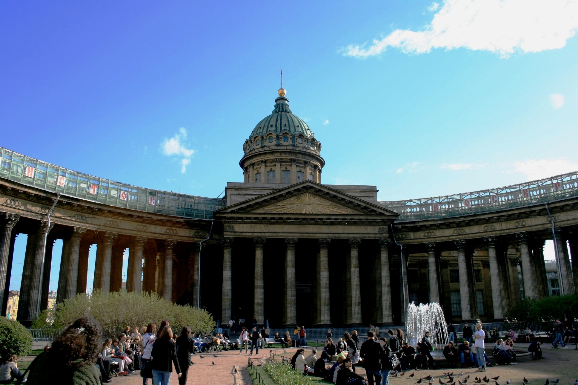 building exterior, architecture, domed, real people, day, dome, city, travel, flanked, nature, pillars, architectural column, tourism, government, crowd, HD Wallpaper