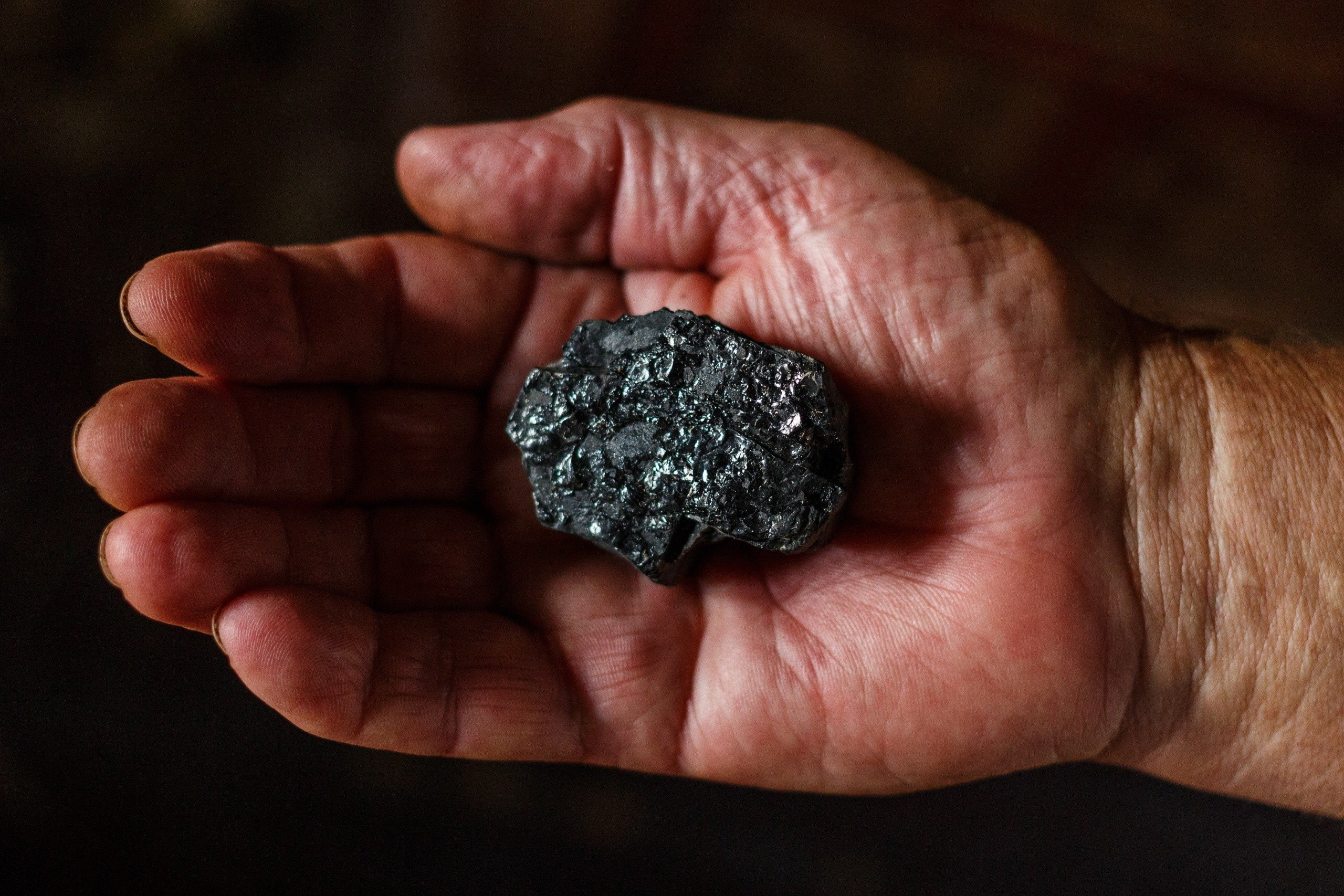 mineral, Coal (Minerals), hands, 2K, Fingers, HD Wallpaper